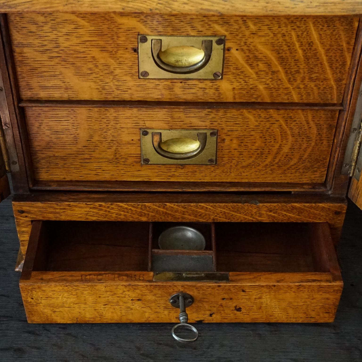 Boîte à cigares en chêne anglais du 19ème siècle avec tiroirs intérieurs en cèdre 3