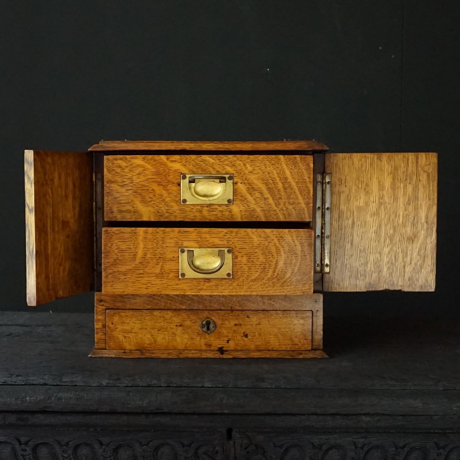 Boîte à cigares en chêne anglais du 19ème siècle avec tiroirs intérieurs en cèdre 4
