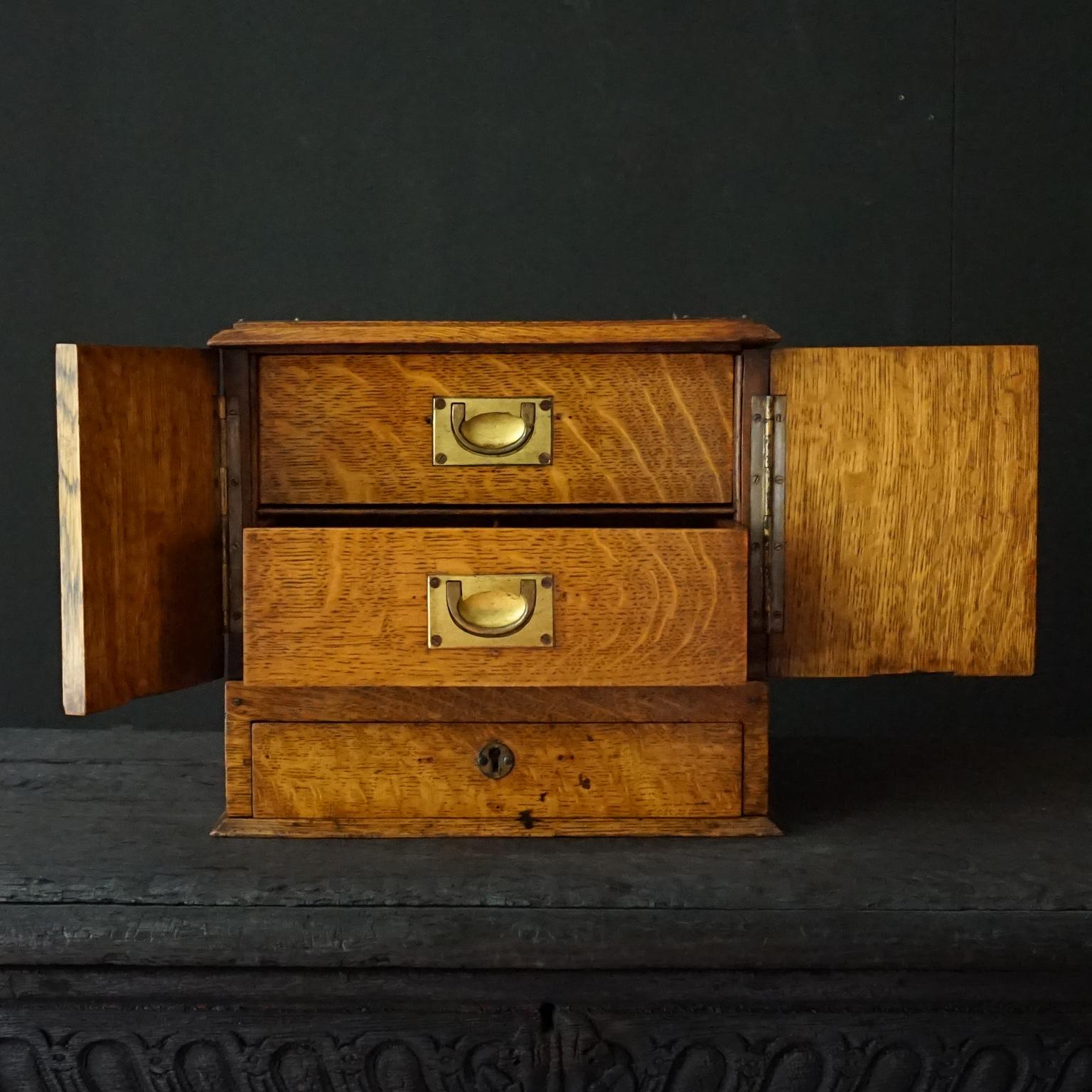 Boîte à cigares en chêne anglais du 19ème siècle avec tiroirs intérieurs en cèdre 5