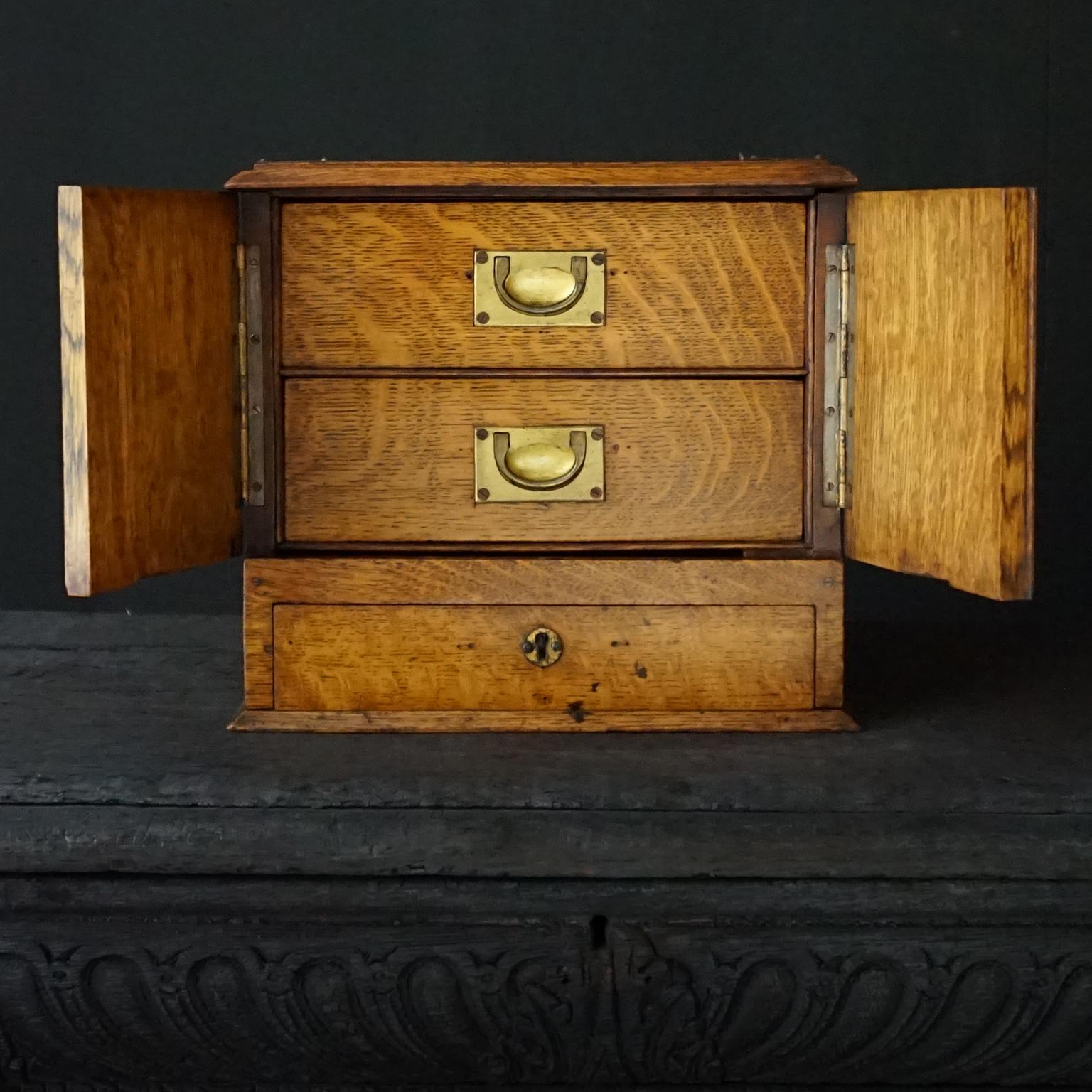 Boîte à cigares en chêne anglais du 19ème siècle avec tiroirs intérieurs en cèdre 6