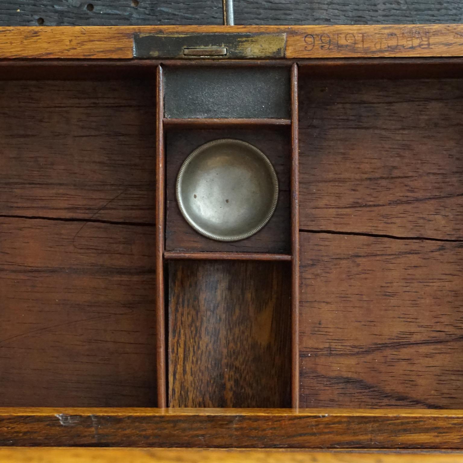 Boîte à cigares en chêne anglais du 19ème siècle avec tiroirs intérieurs en cèdre 8
