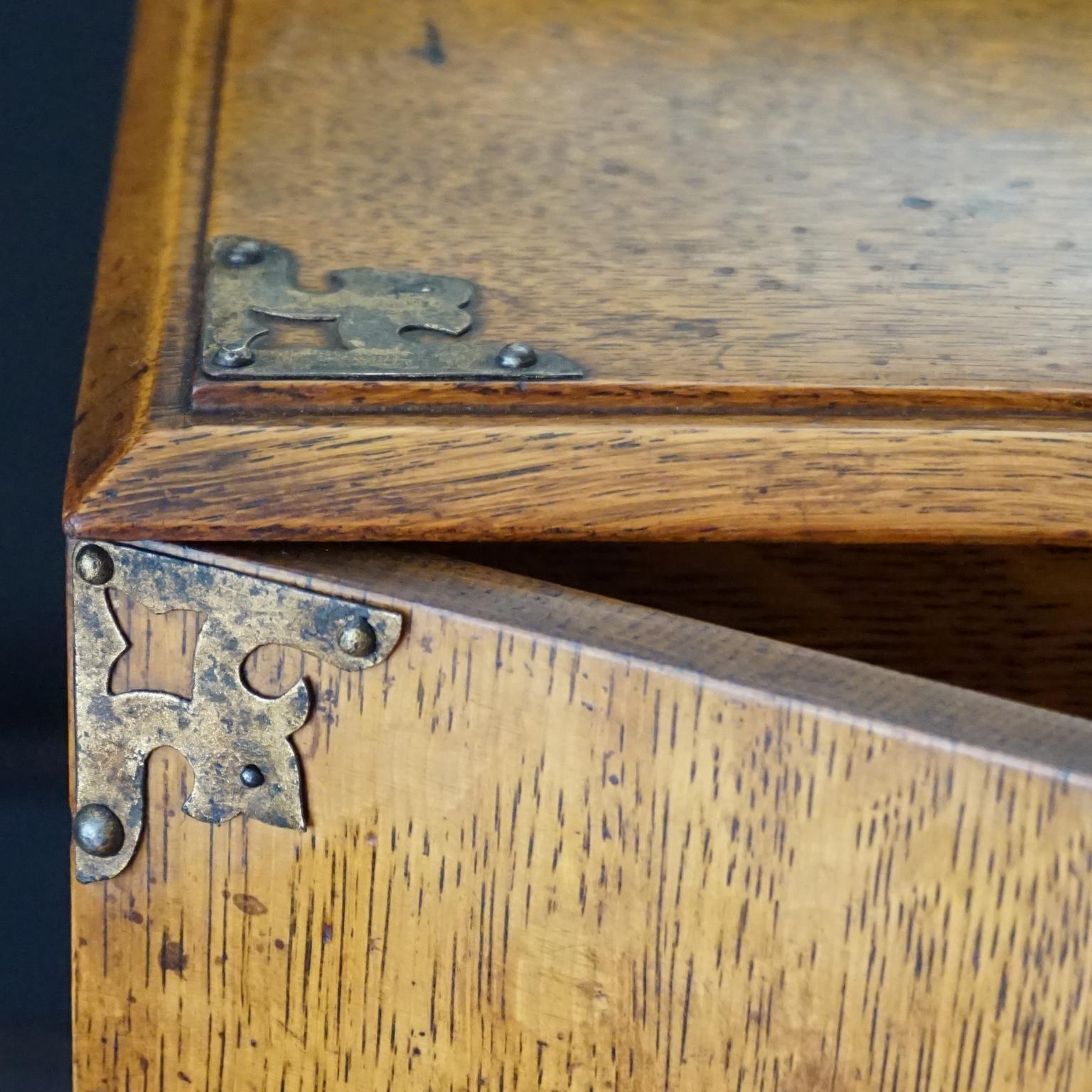 Boîte à cigares en chêne anglais du 19ème siècle avec tiroirs intérieurs en cèdre 10