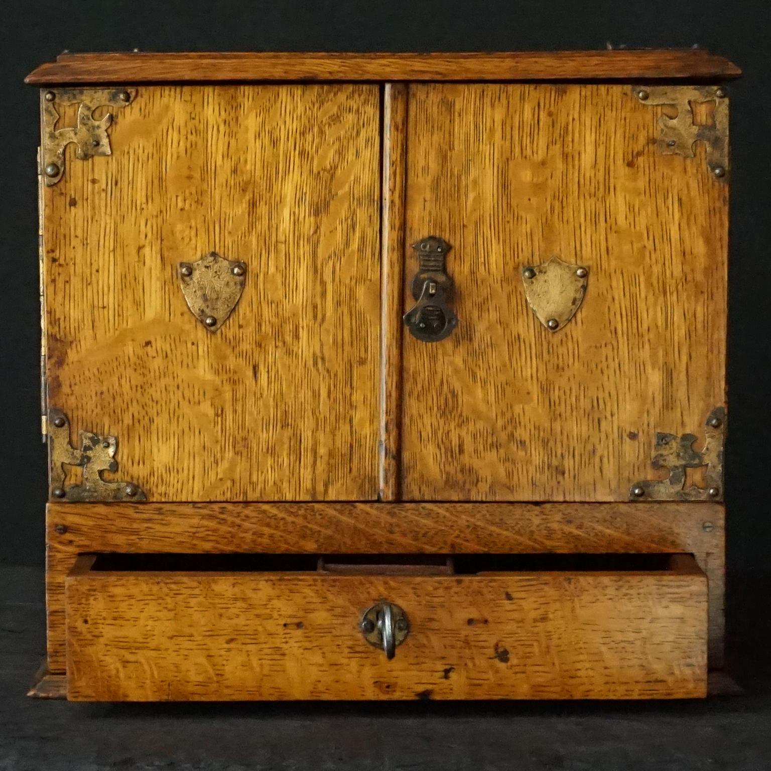 Victorien tardif Boîte à cigares en chêne anglais du 19ème siècle avec tiroirs intérieurs en cèdre