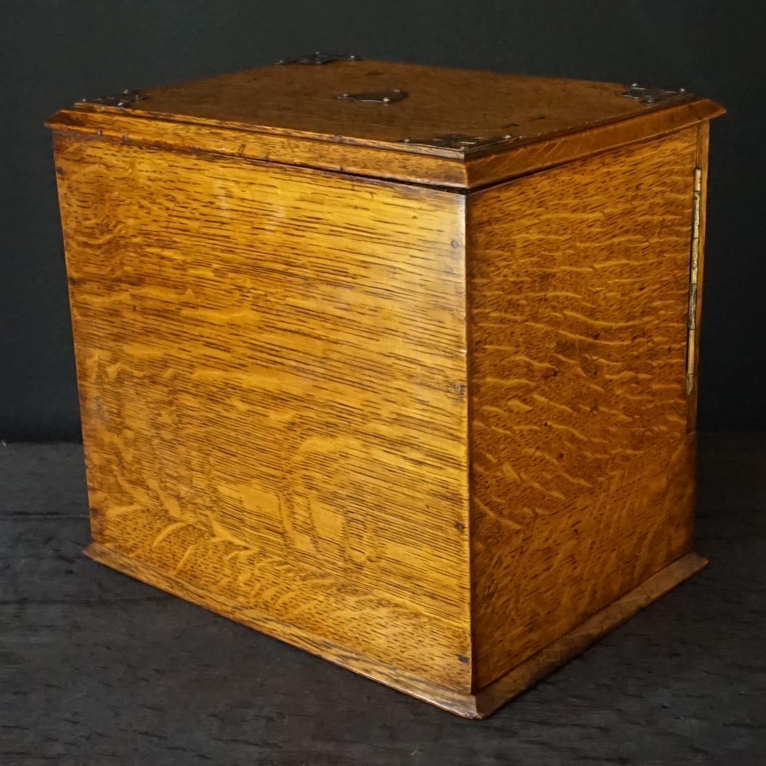 19th Century English Oak Cigar Humidor Box Cabinet with Cedar Interior Drawers In Good Condition In Haarlem, NL