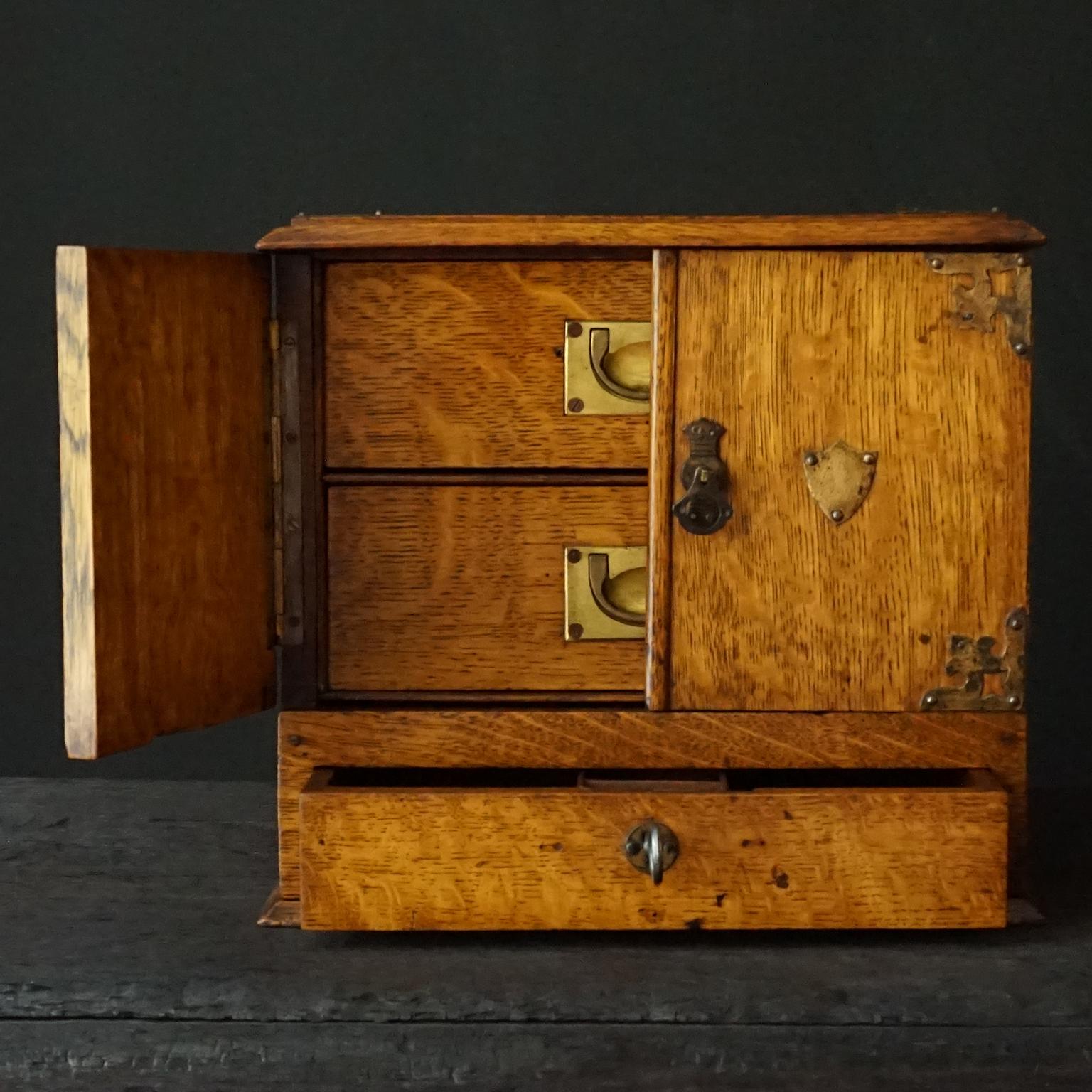 Chêne Boîte à cigares en chêne anglais du 19ème siècle avec tiroirs intérieurs en cèdre