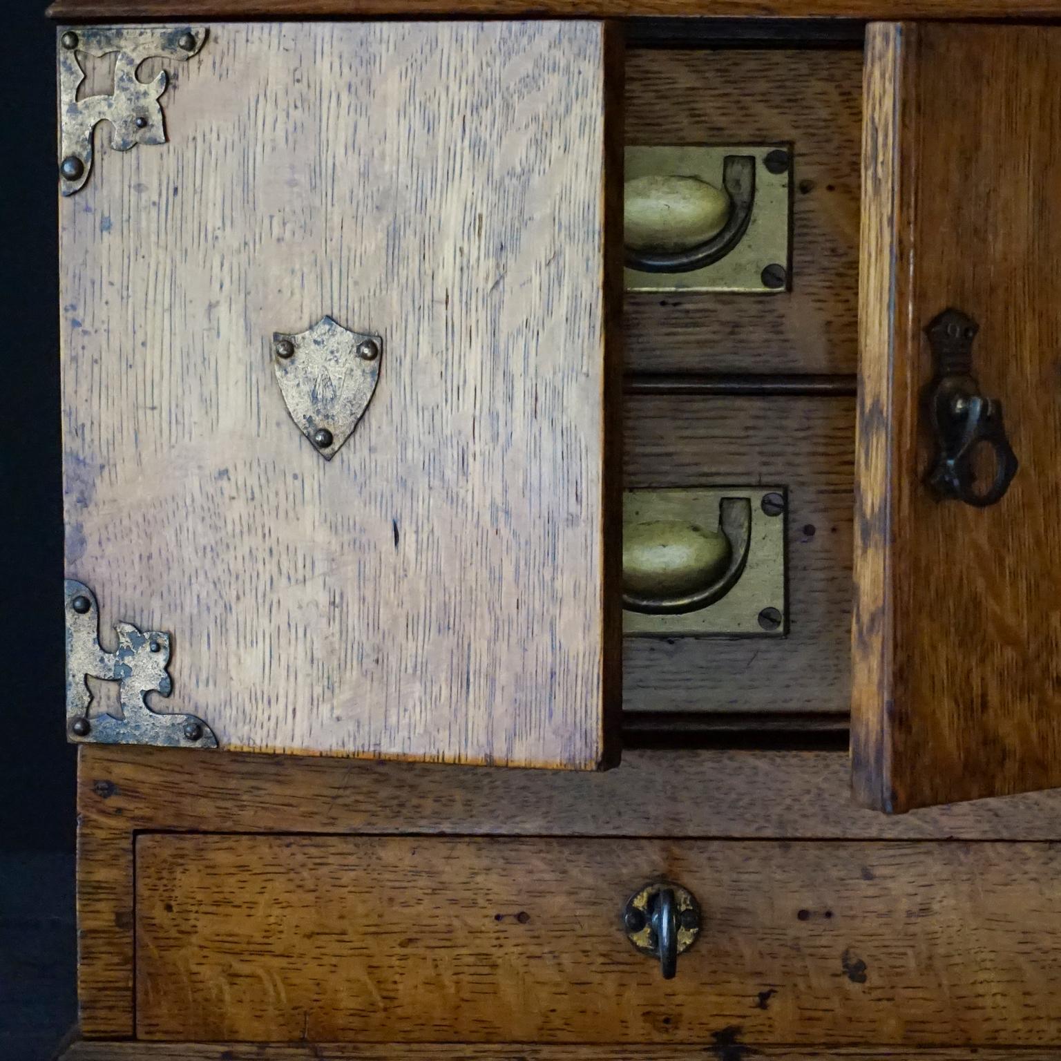 Boîte à cigares en chêne anglais du 19ème siècle avec tiroirs intérieurs en cèdre 1