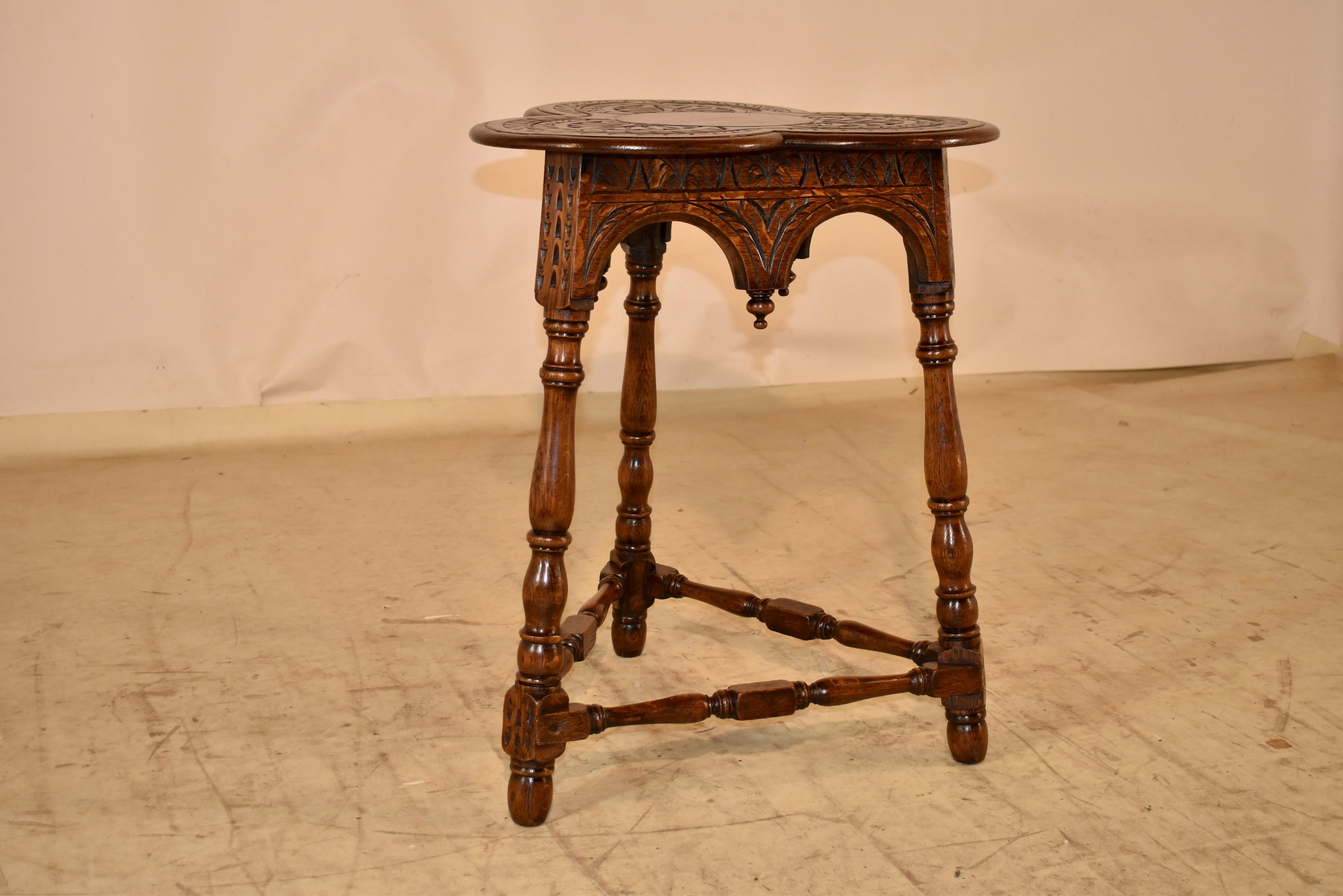 Victorien Table à plateau en trèfle en chêne anglais du XIXe siècle