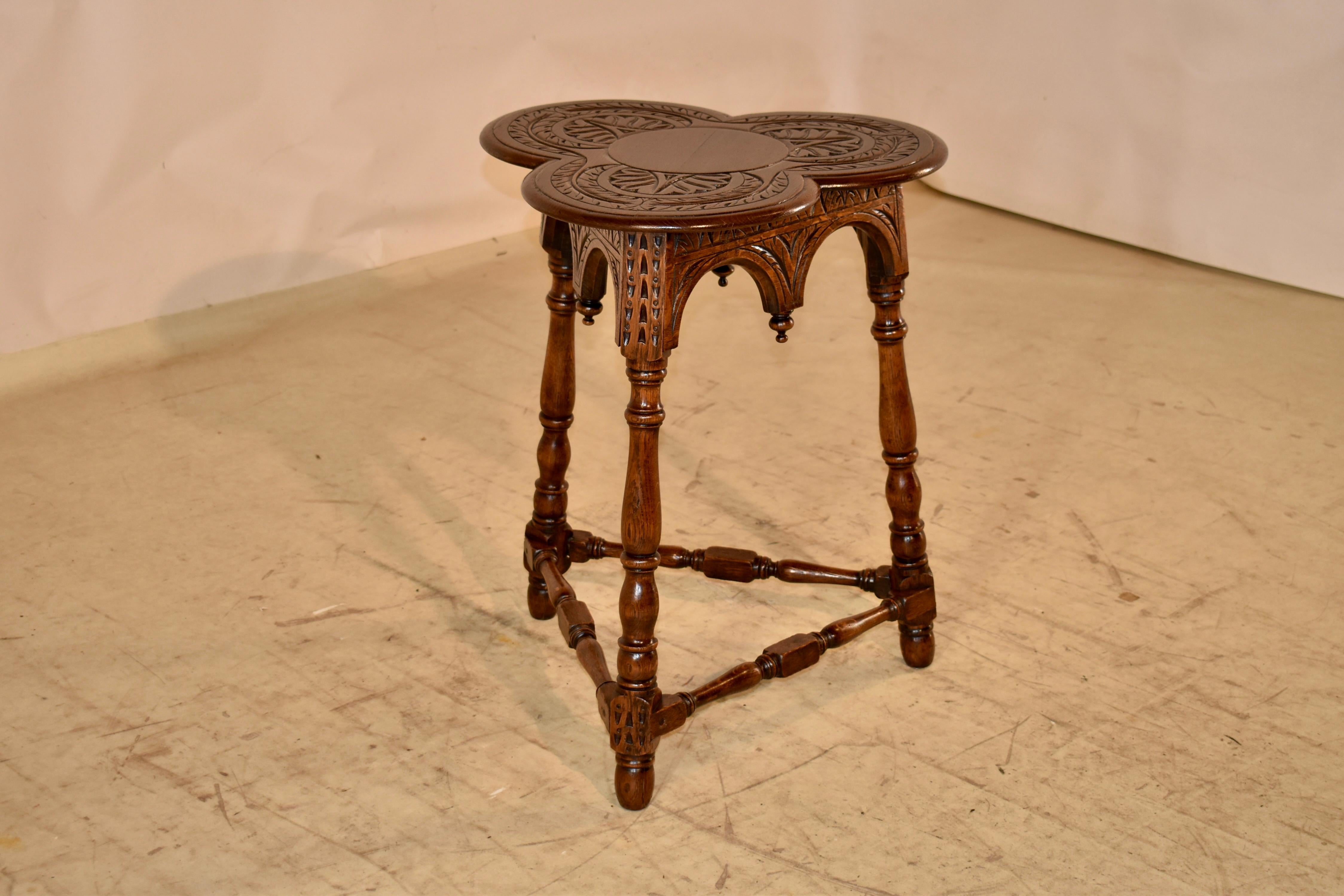 Anglais Table à plateau en trèfle en chêne anglais du XIXe siècle