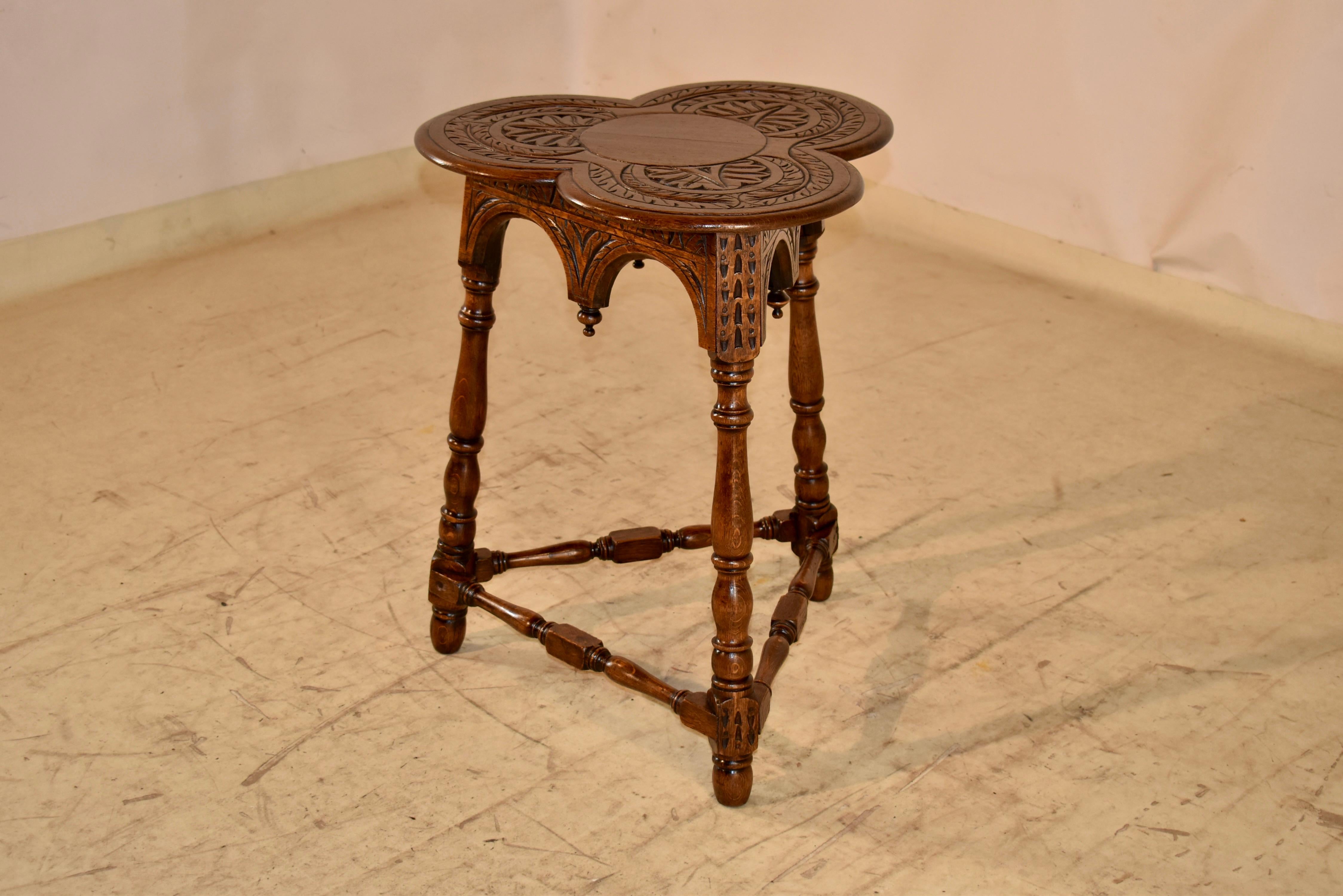Sculpté à la main Table à plateau en trèfle en chêne anglais du XIXe siècle