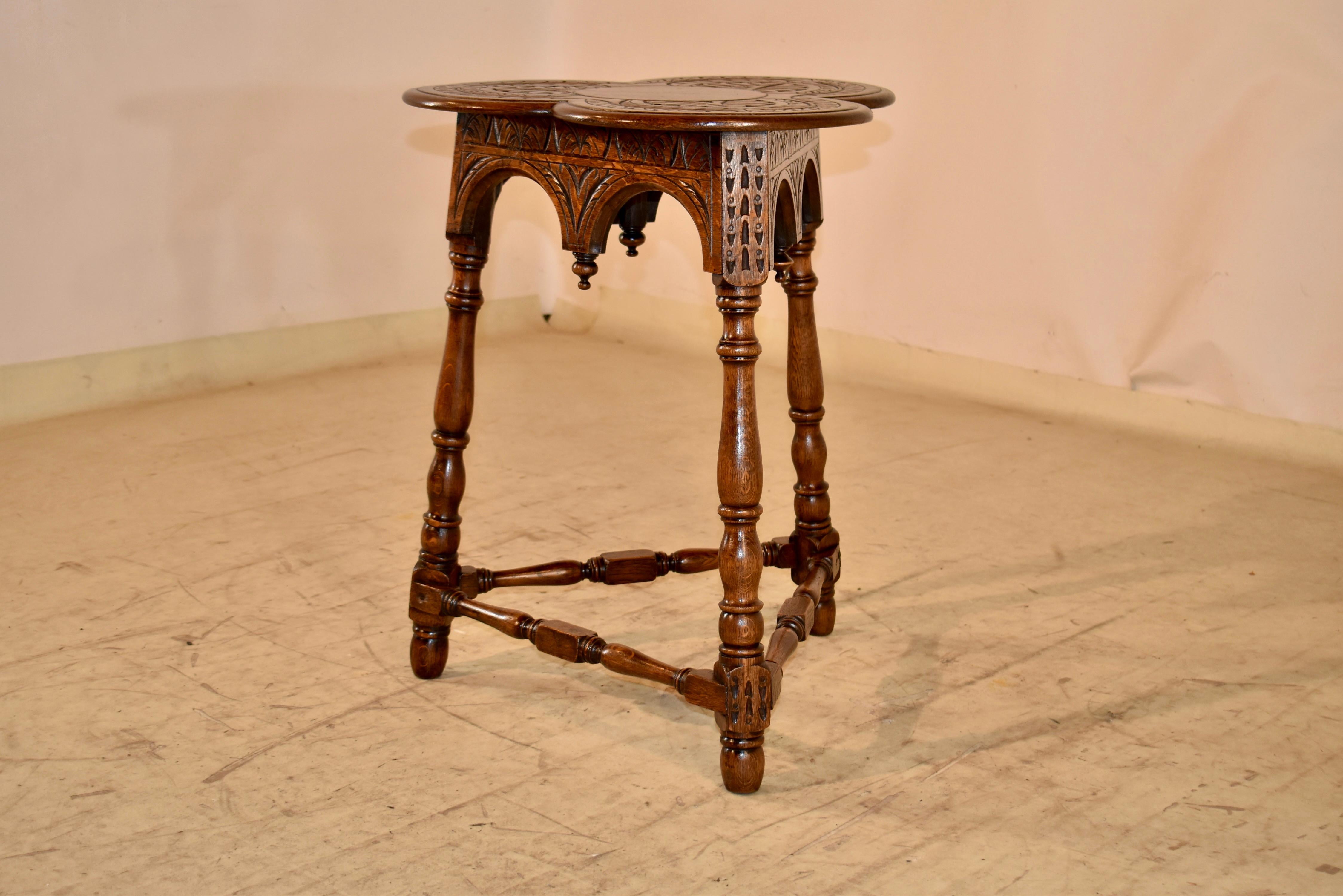 Table à plateau en trèfle en chêne anglais du XIXe siècle Bon état à High Point, NC