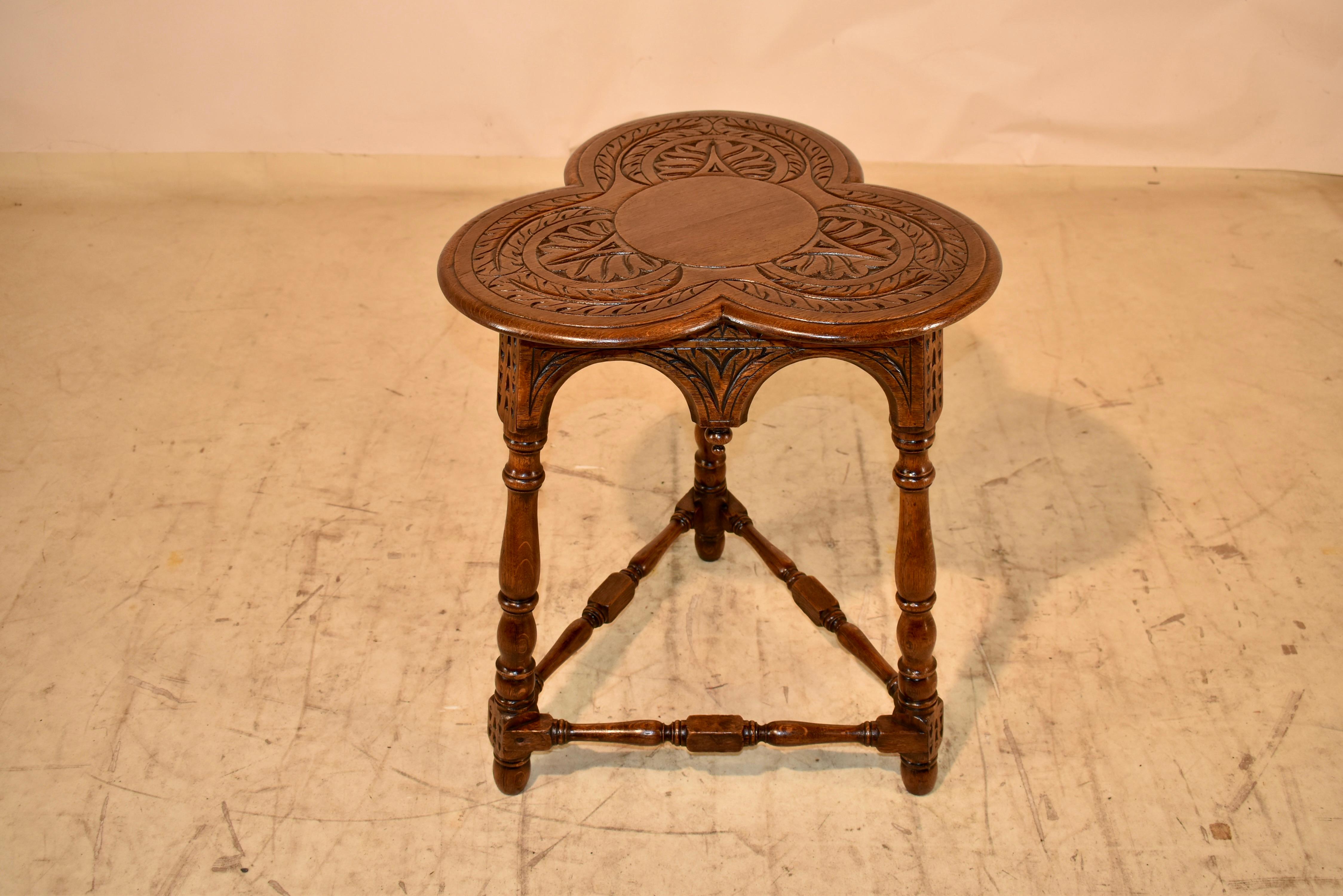 Chêne Table à plateau en trèfle en chêne anglais du XIXe siècle