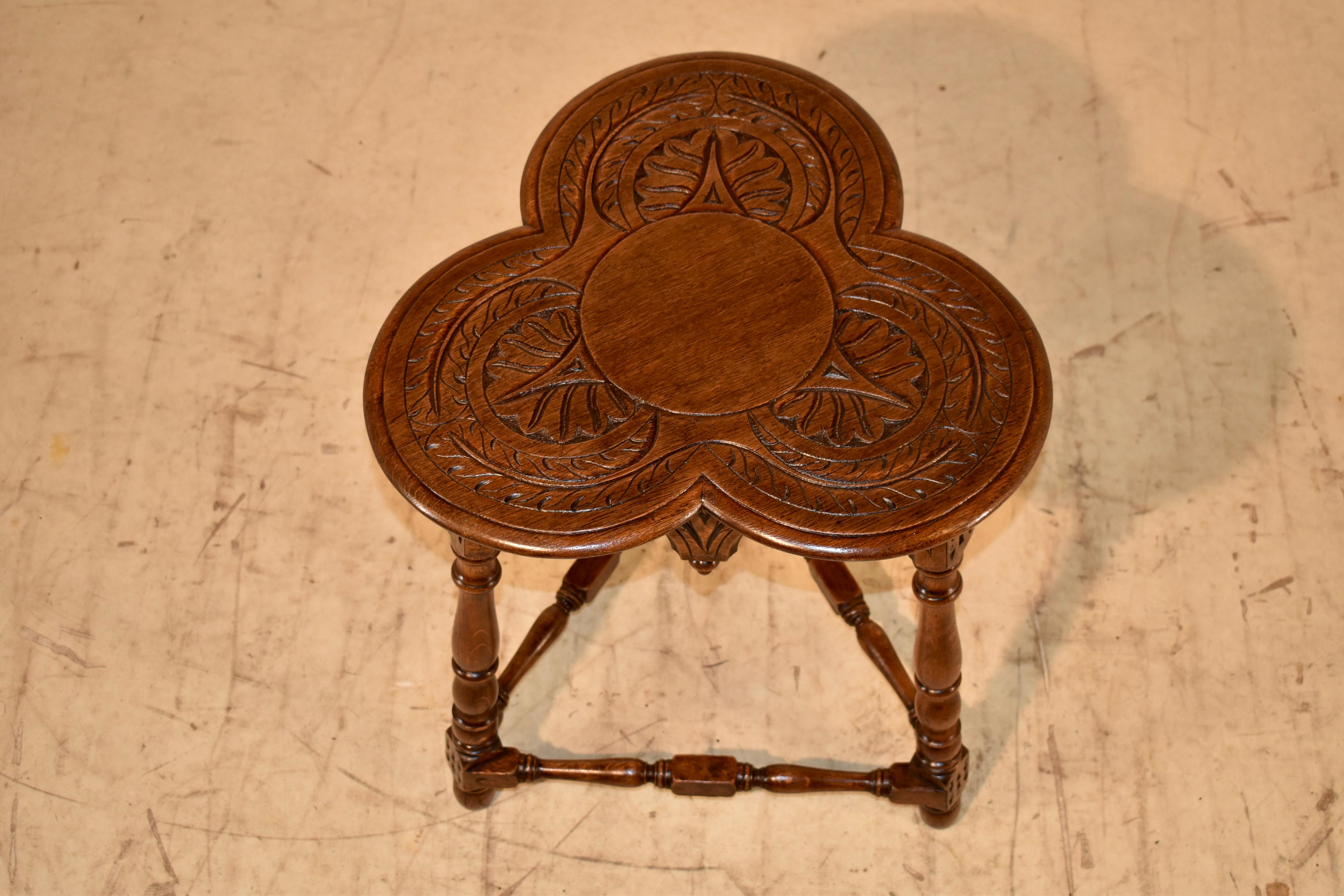Table à plateau en trèfle en chêne anglais du XIXe siècle 1