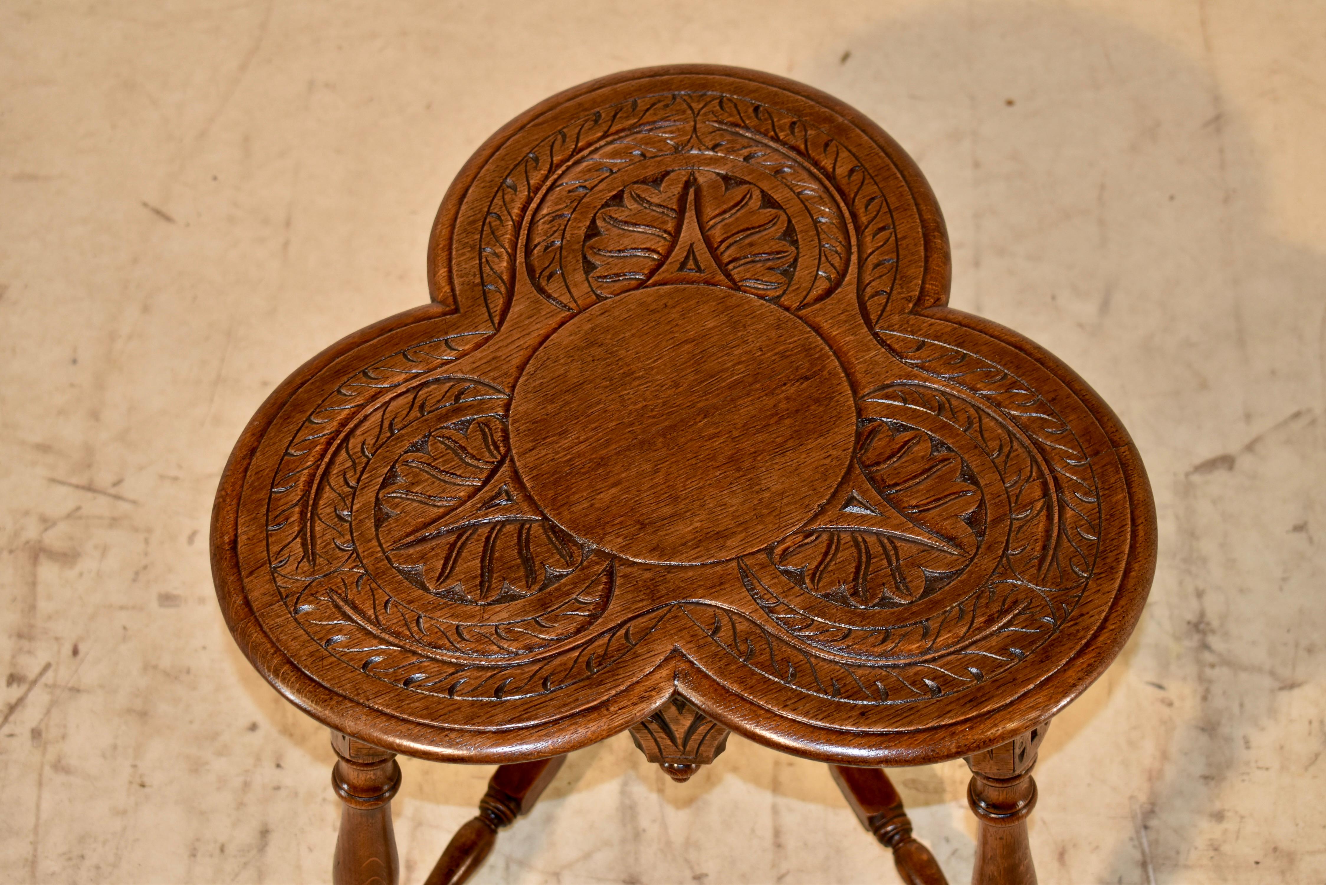 Table à plateau en trèfle en chêne anglais du XIXe siècle 2