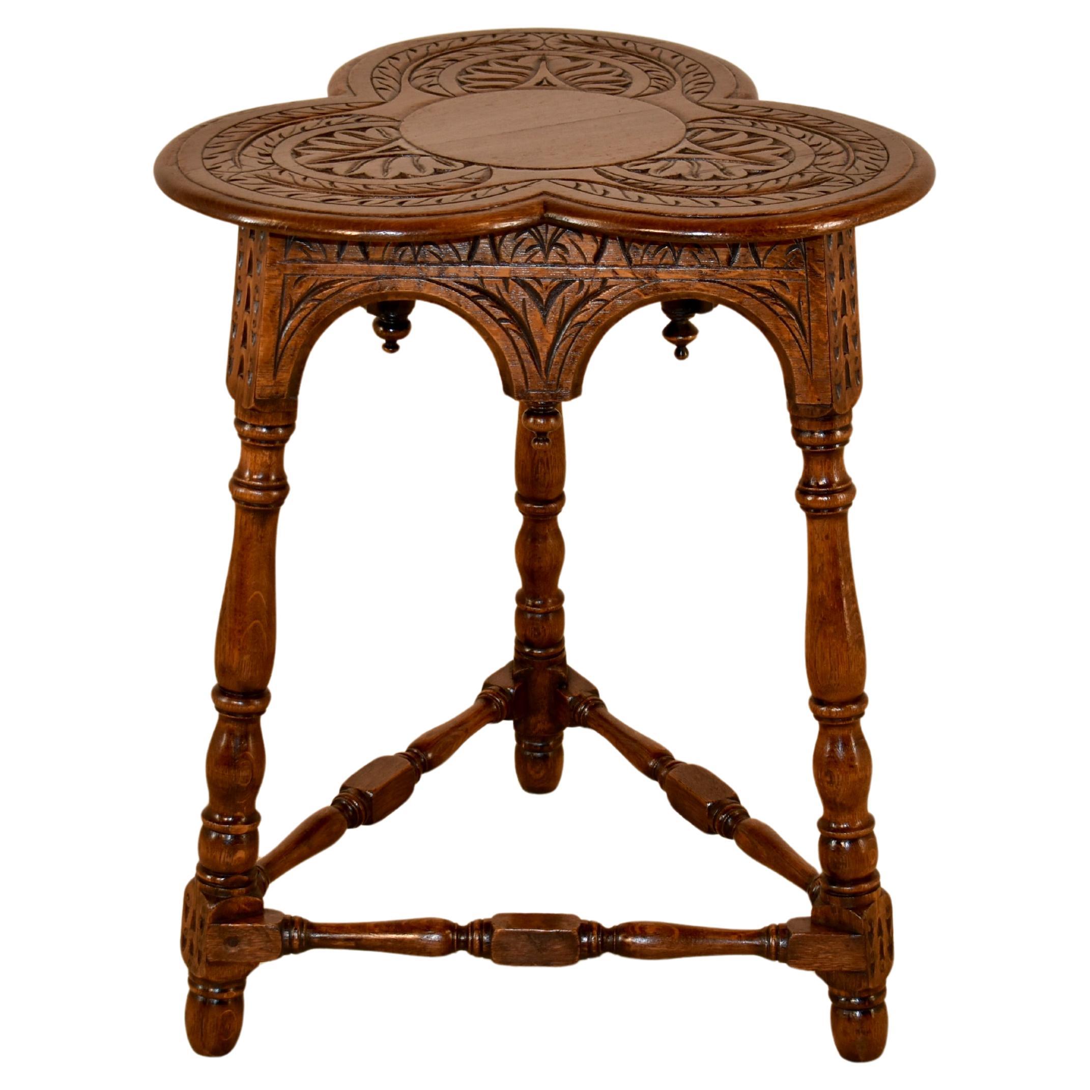 Table à plateau en trèfle en chêne anglais du XIXe siècle