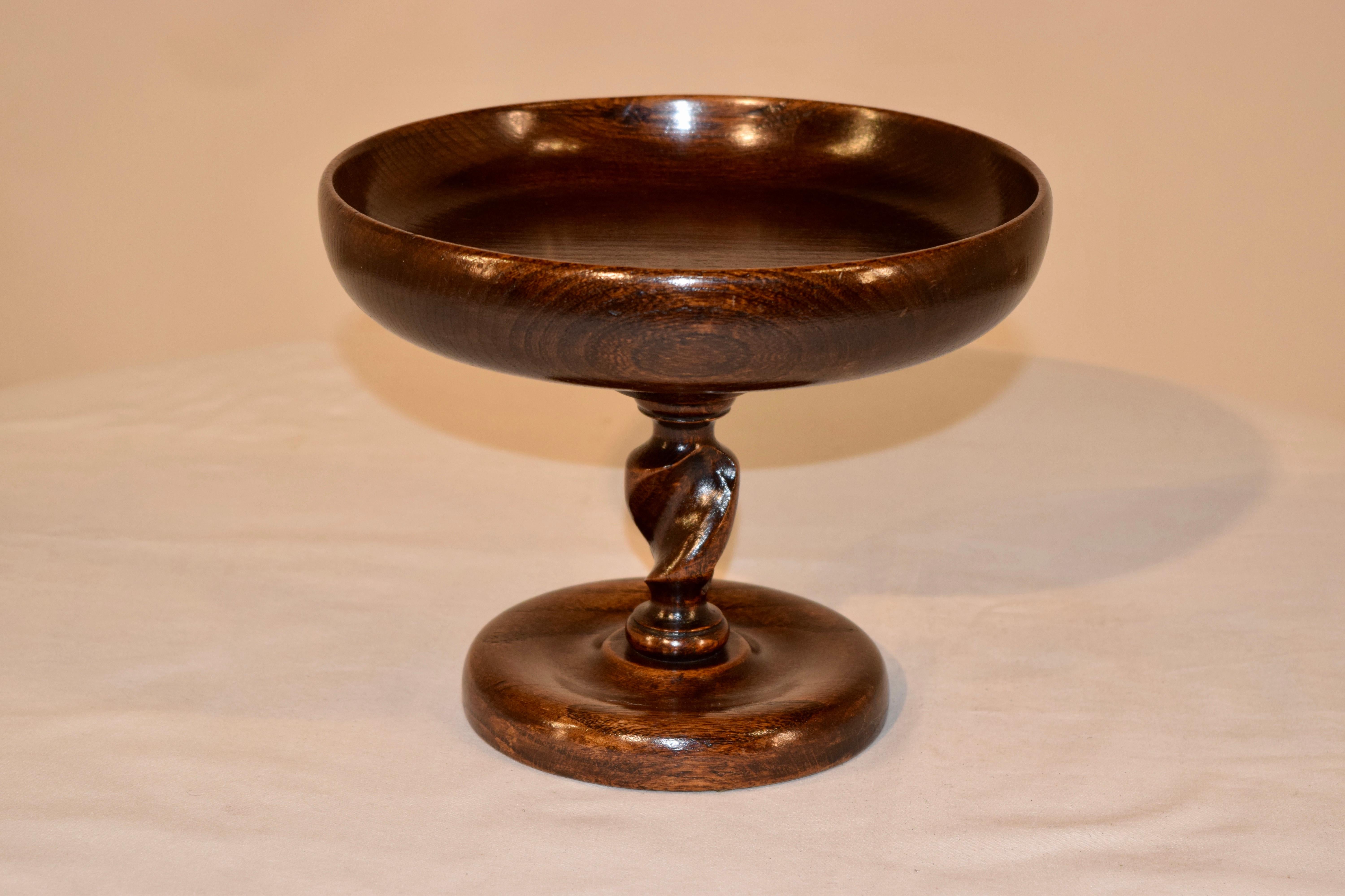 19th century oak compote from England with a hand-turned bowl, supported on a barley twist column and hand-turned base.