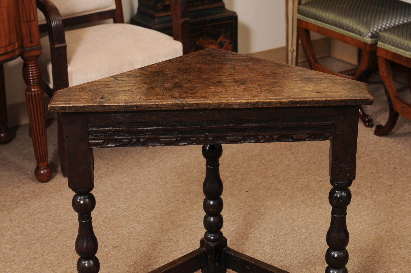 Table d'angle en chêne anglais du XIXe siècle avec frise et brancards sculptés en vente 6