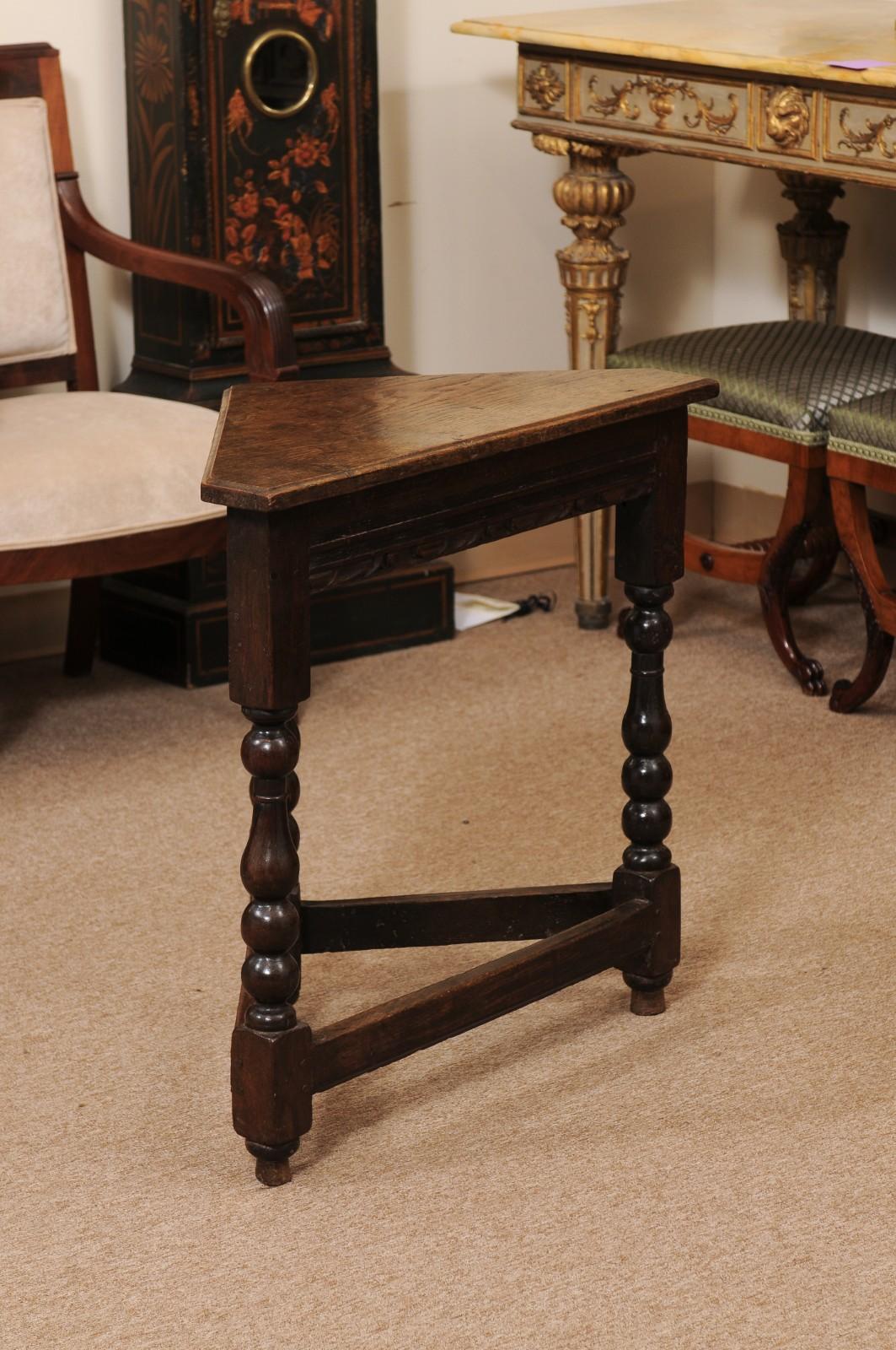 Table d'angle en chêne anglais du XIXe siècle avec frise et brancards sculptés en vente 7