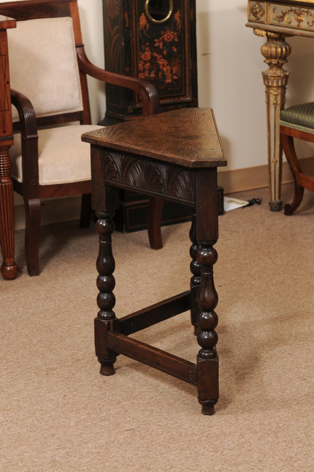 Table d'angle en chêne anglais du XIXe siècle avec frise et brancards sculptés en vente 8