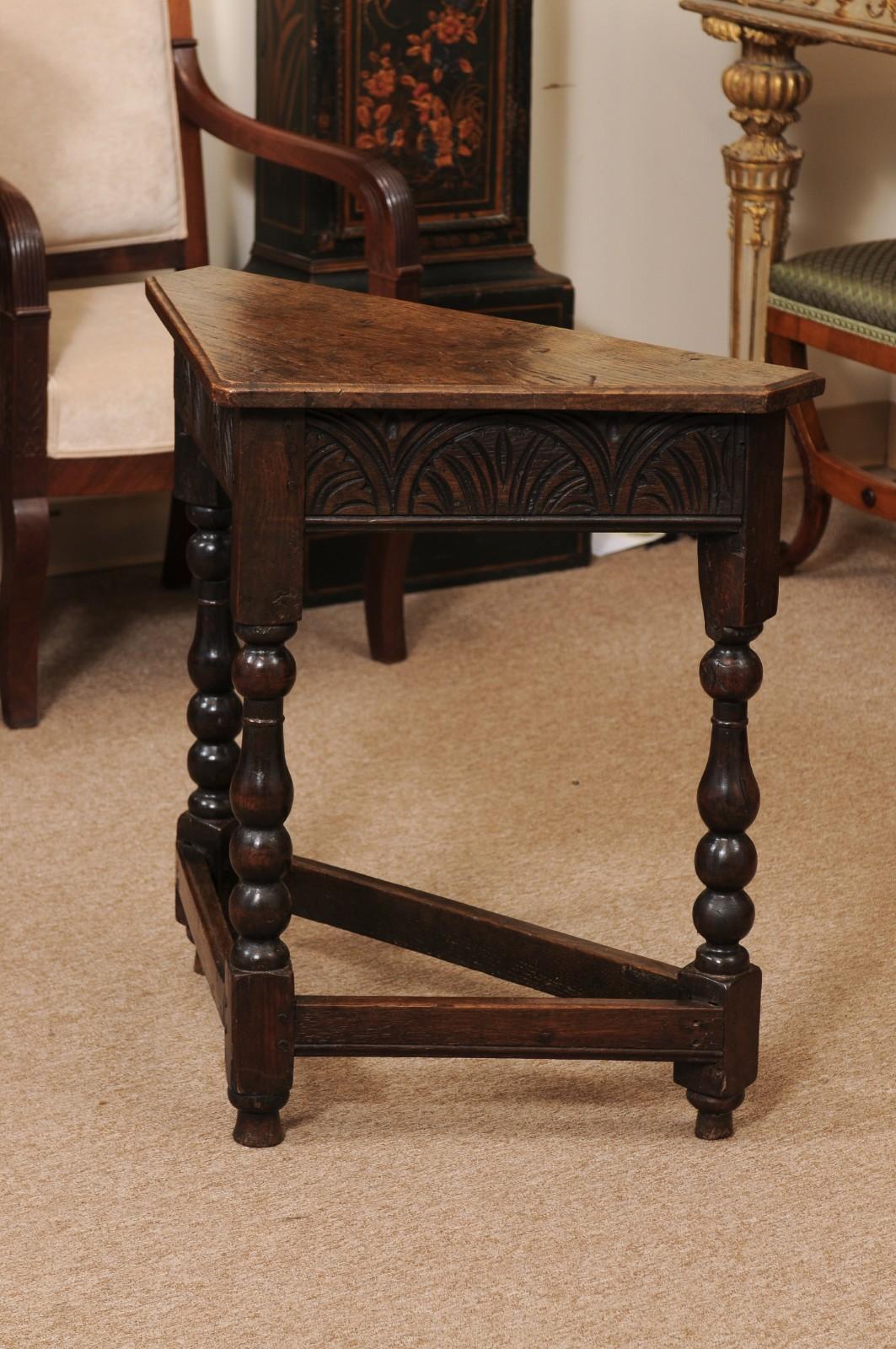 Table d'angle en chêne anglais du XIXe siècle avec frise et brancards sculptés en vente 9