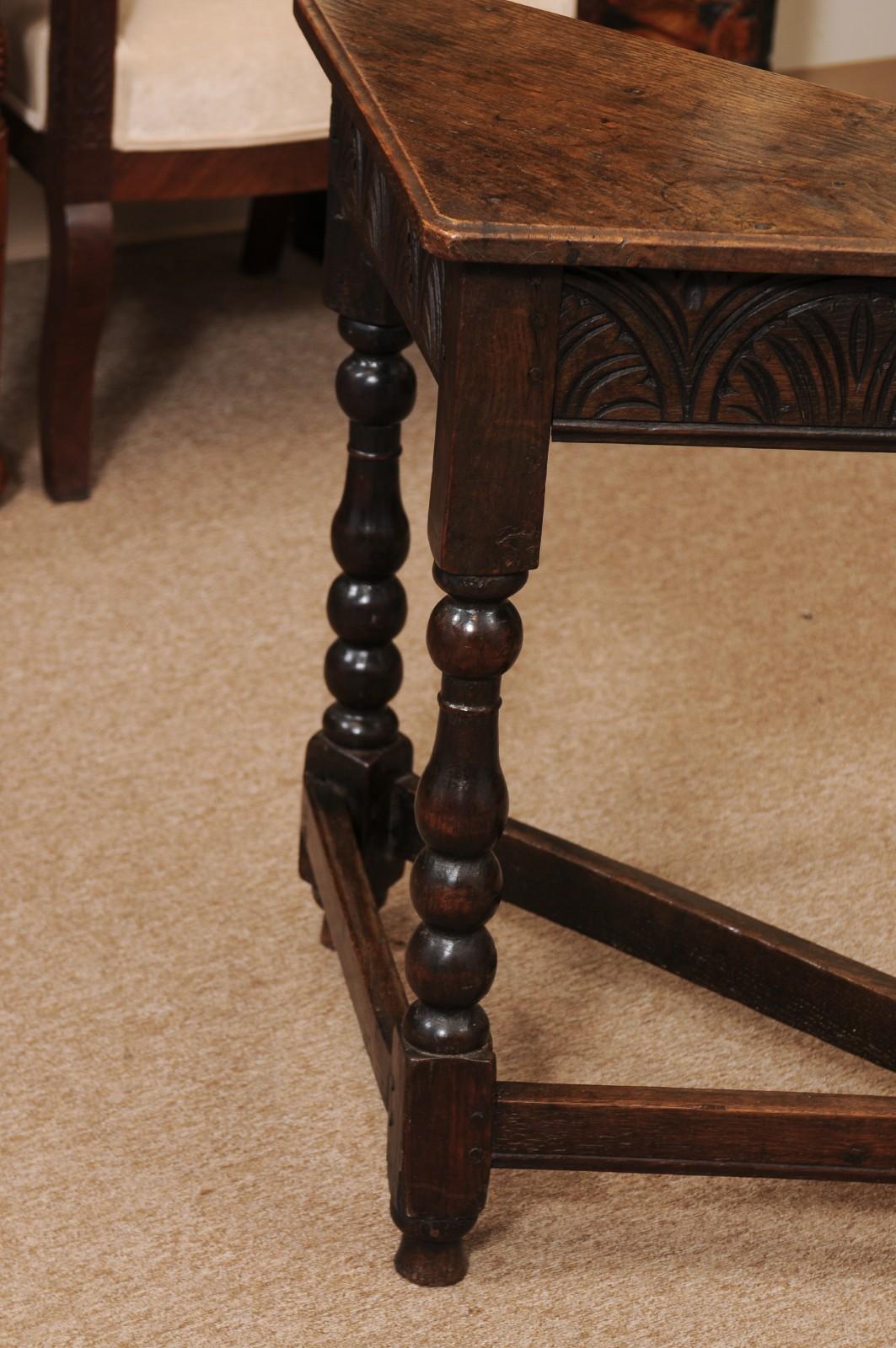 Table d'angle en chêne anglais du XIXe siècle avec frise et brancards sculptés en vente 10