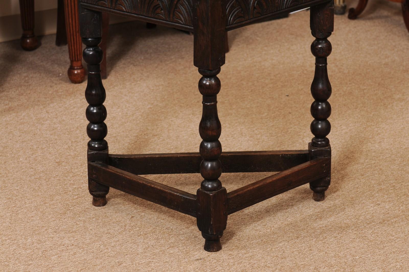 Table d'angle en chêne anglais du XIXe siècle avec frise et brancards sculptés État moyen - En vente à Atlanta, GA