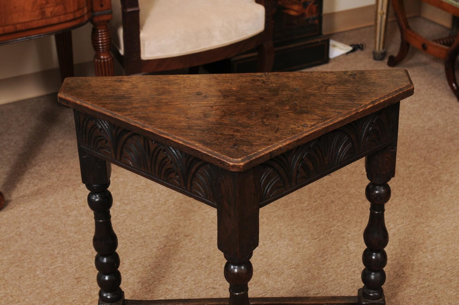 Chêne Table d'angle en chêne anglais du XIXe siècle avec frise et brancards sculptés en vente