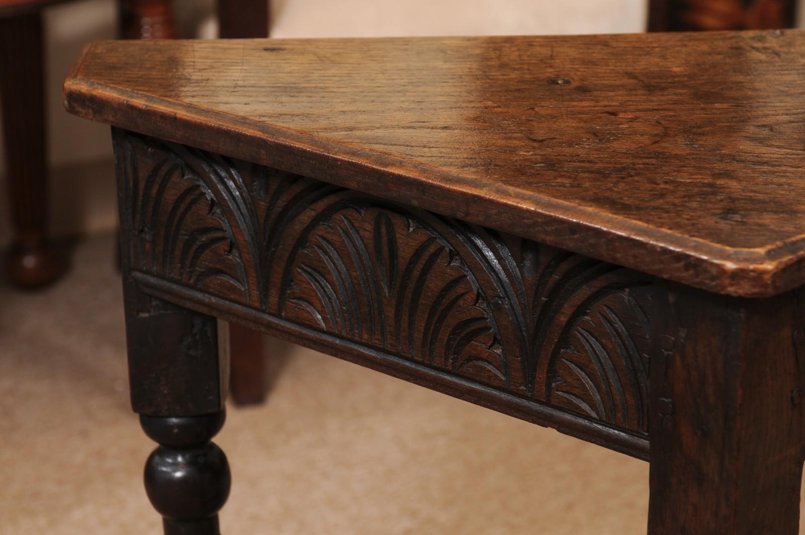 Table d'angle en chêne anglais du XIXe siècle avec frise et brancards sculptés en vente 1