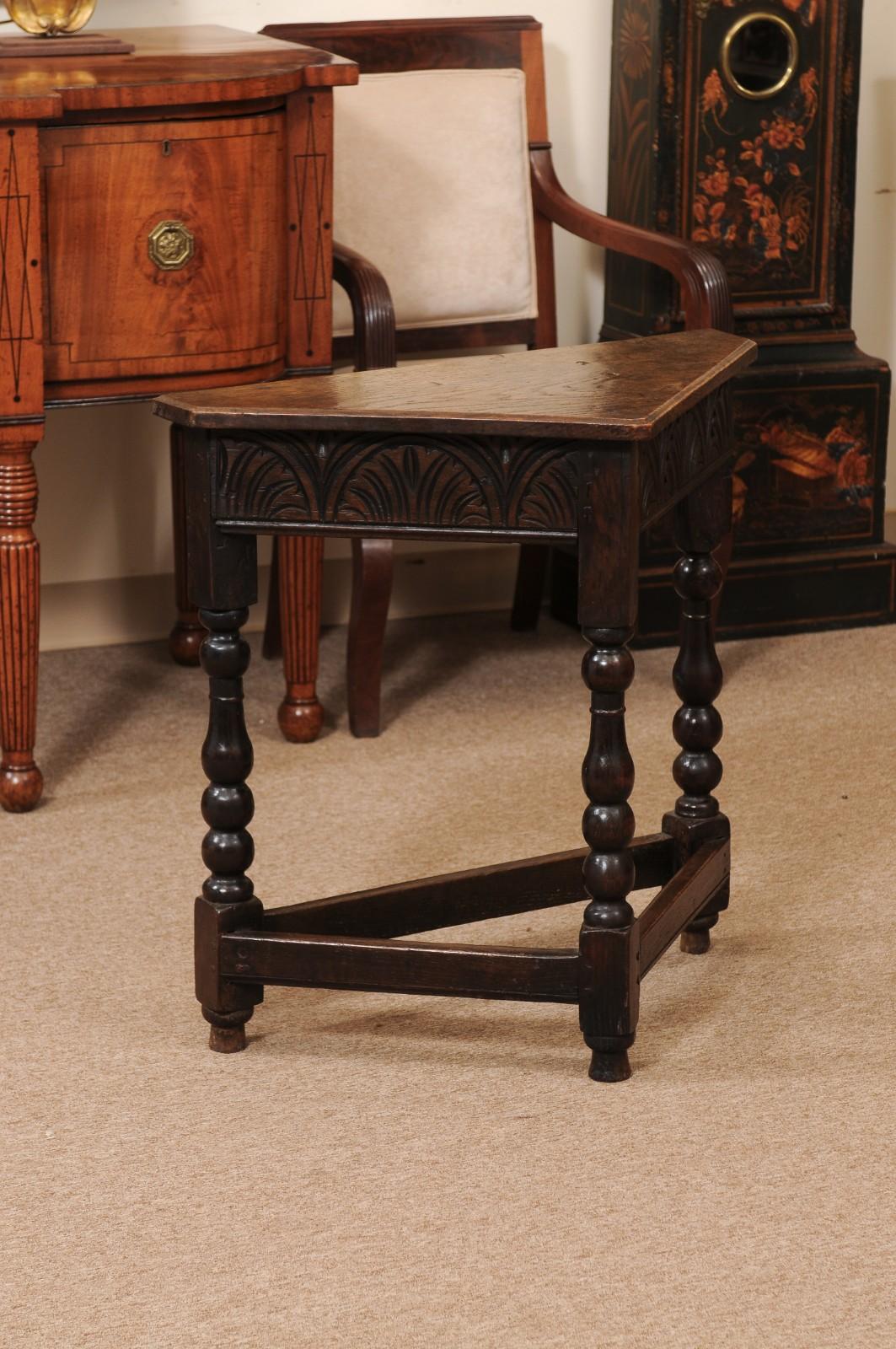 Table d'angle en chêne anglais du XIXe siècle avec frise et brancards sculptés en vente 2