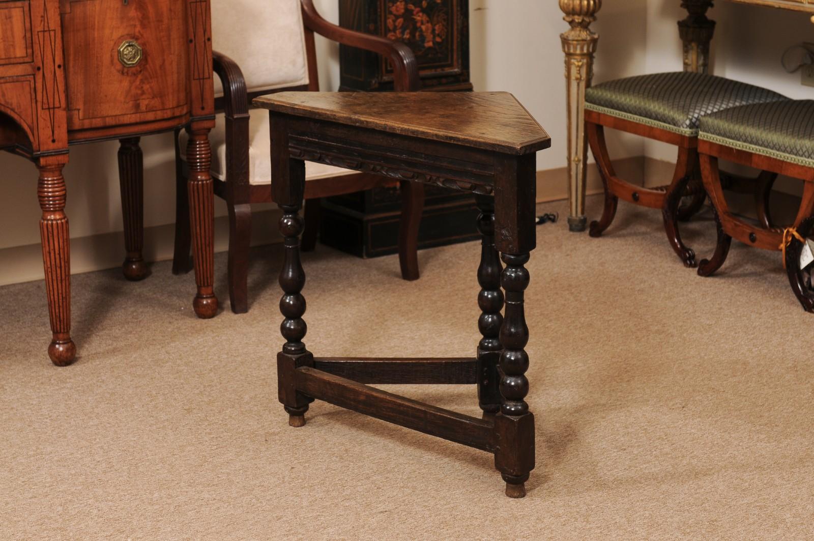 Table d'angle en chêne anglais du XIXe siècle avec frise et brancards sculptés en vente 4