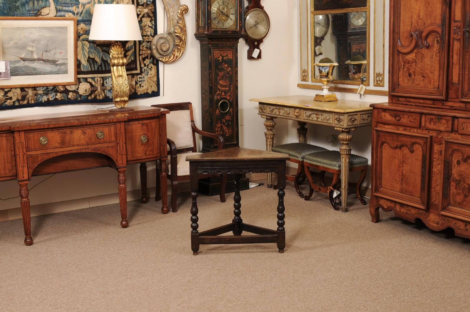 Table d'angle en chêne anglais du XIXe siècle avec frise et brancards sculptés en vente 5