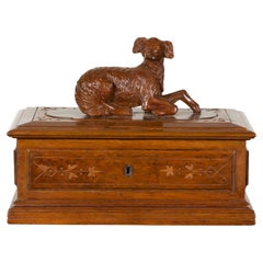 Boîte décorative en chêne anglaise du 19ème siècle avec sculpture de chien