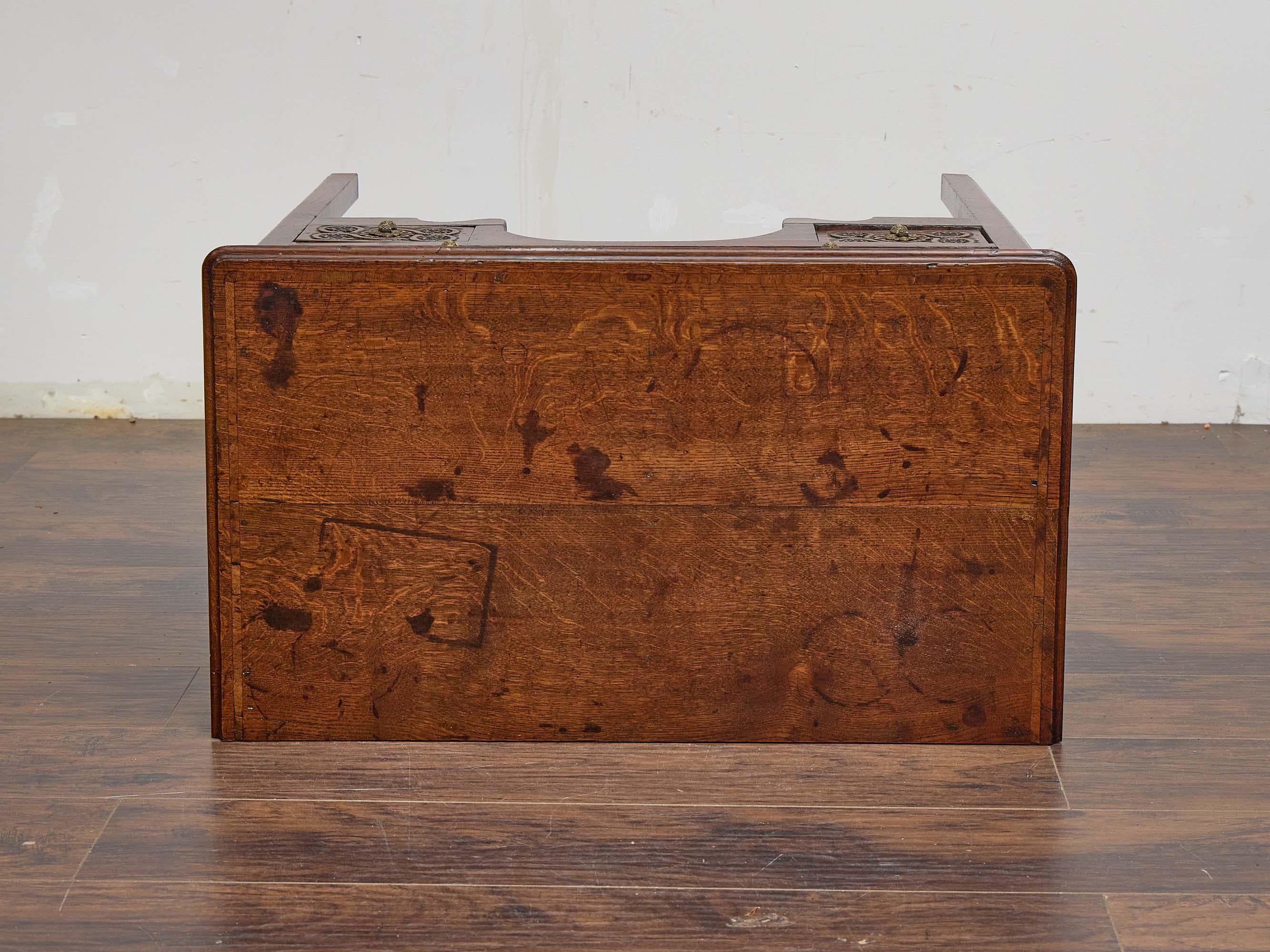 Scrivania inglese del XIX secolo in Oak con cassetti intagliati e ferramenta in ottone in vendita 4
