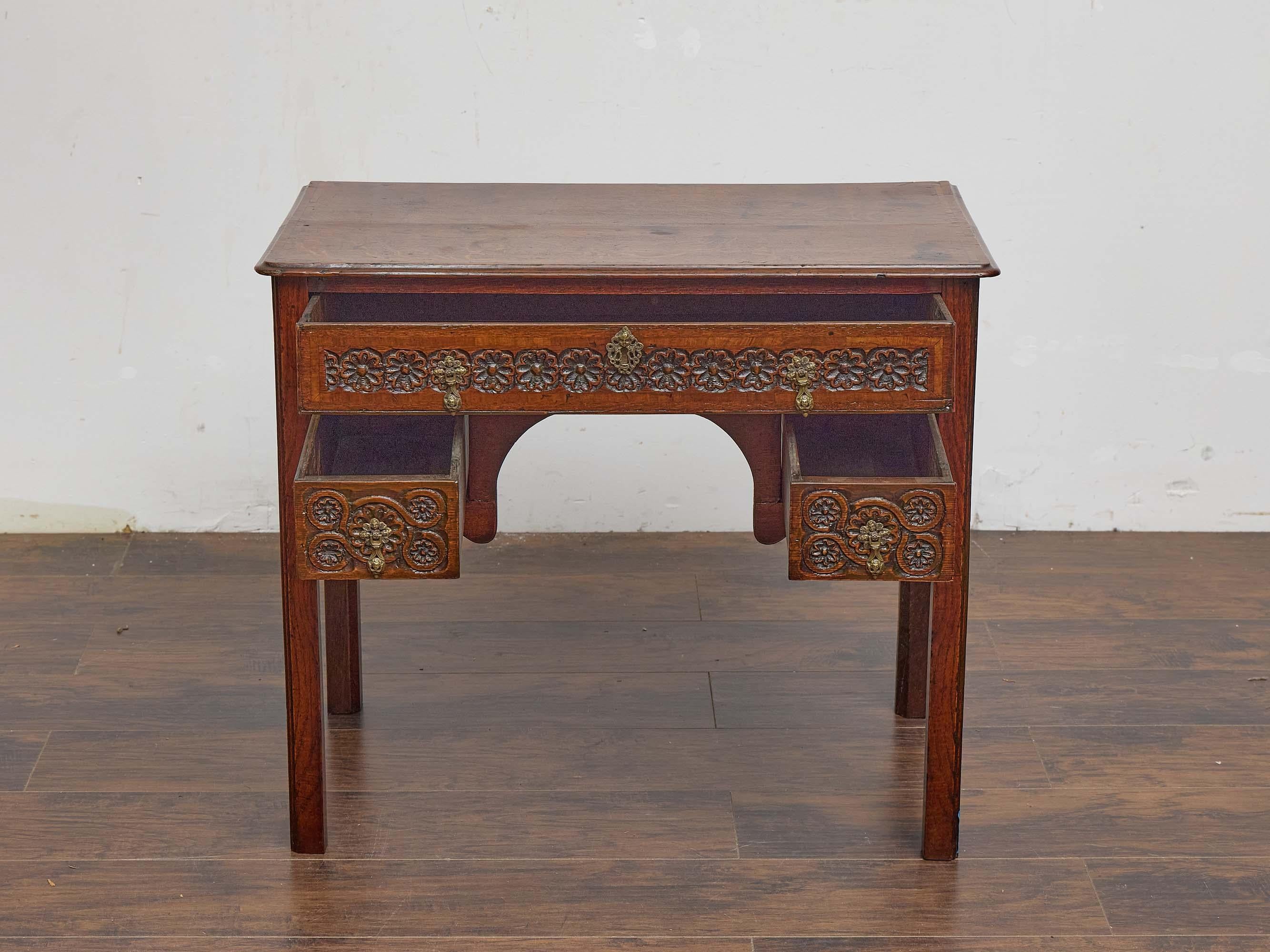 Inglese Scrivania inglese del XIX secolo in Oak con cassetti intagliati e ferramenta in ottone in vendita