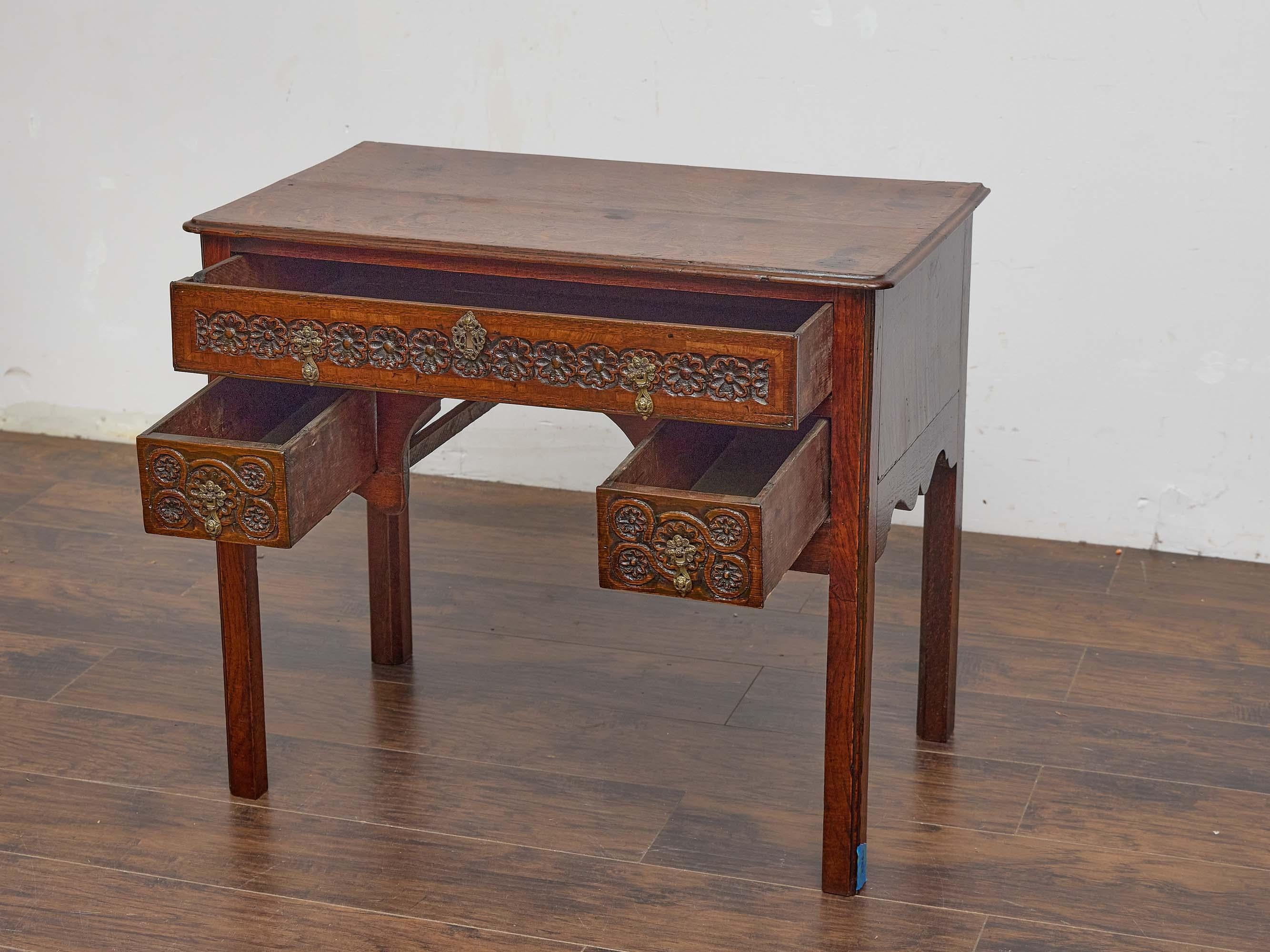 Intagliato Scrivania inglese del XIX secolo in Oak con cassetti intagliati e ferramenta in ottone in vendita