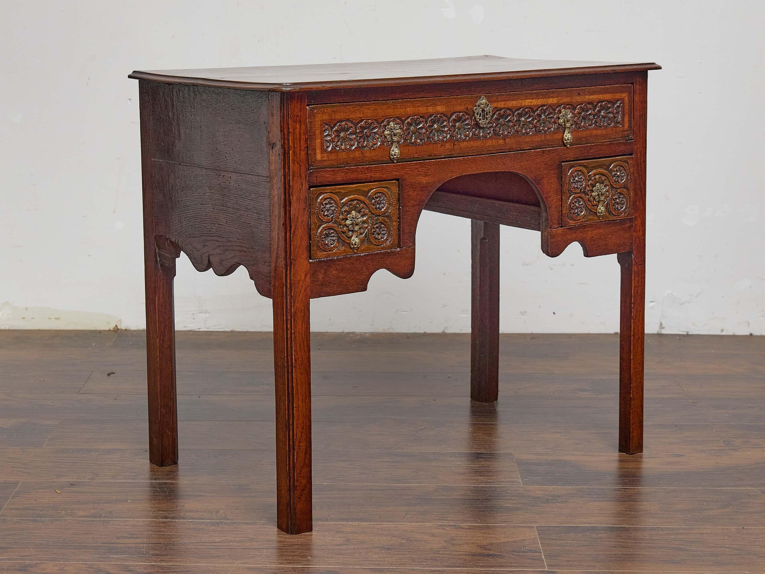 Scrivania inglese del XIX secolo in Oak con cassetti intagliati e ferramenta in ottone In condizioni buone in vendita a Atlanta, GA