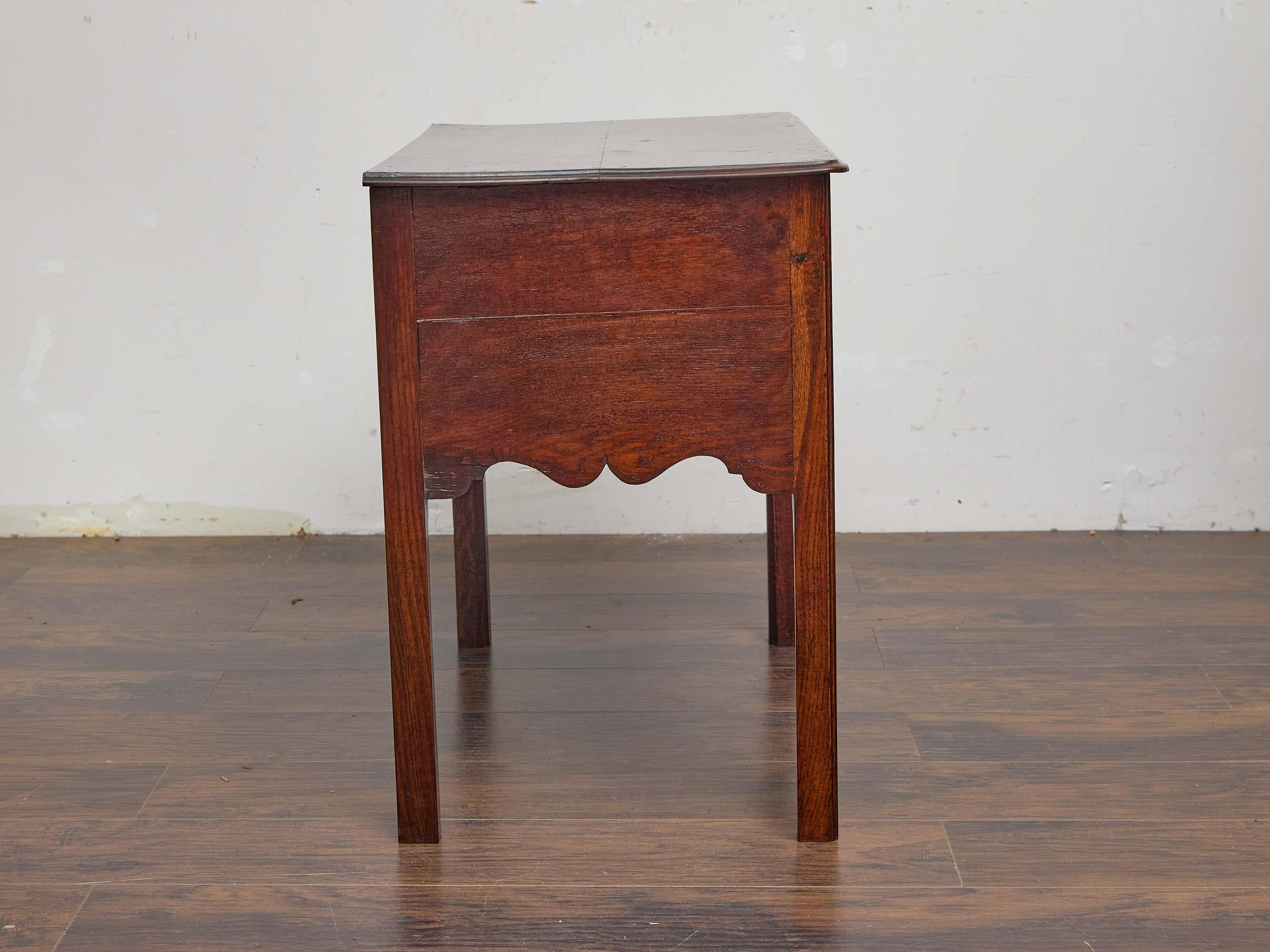 Ottone Scrivania inglese del XIX secolo in Oak con cassetti intagliati e ferramenta in ottone in vendita
