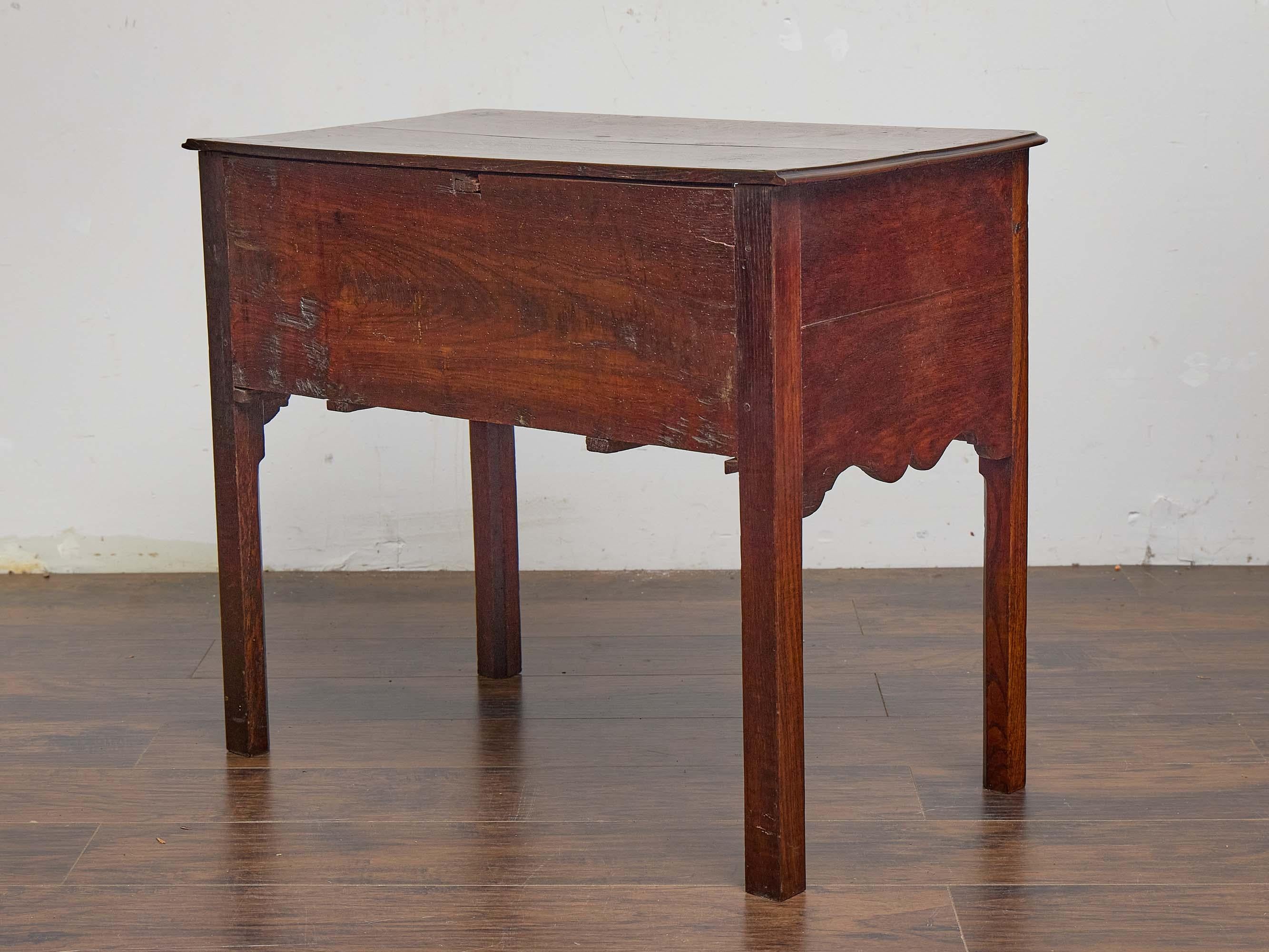 Scrivania inglese del XIX secolo in Oak con cassetti intagliati e ferramenta in ottone in vendita 1