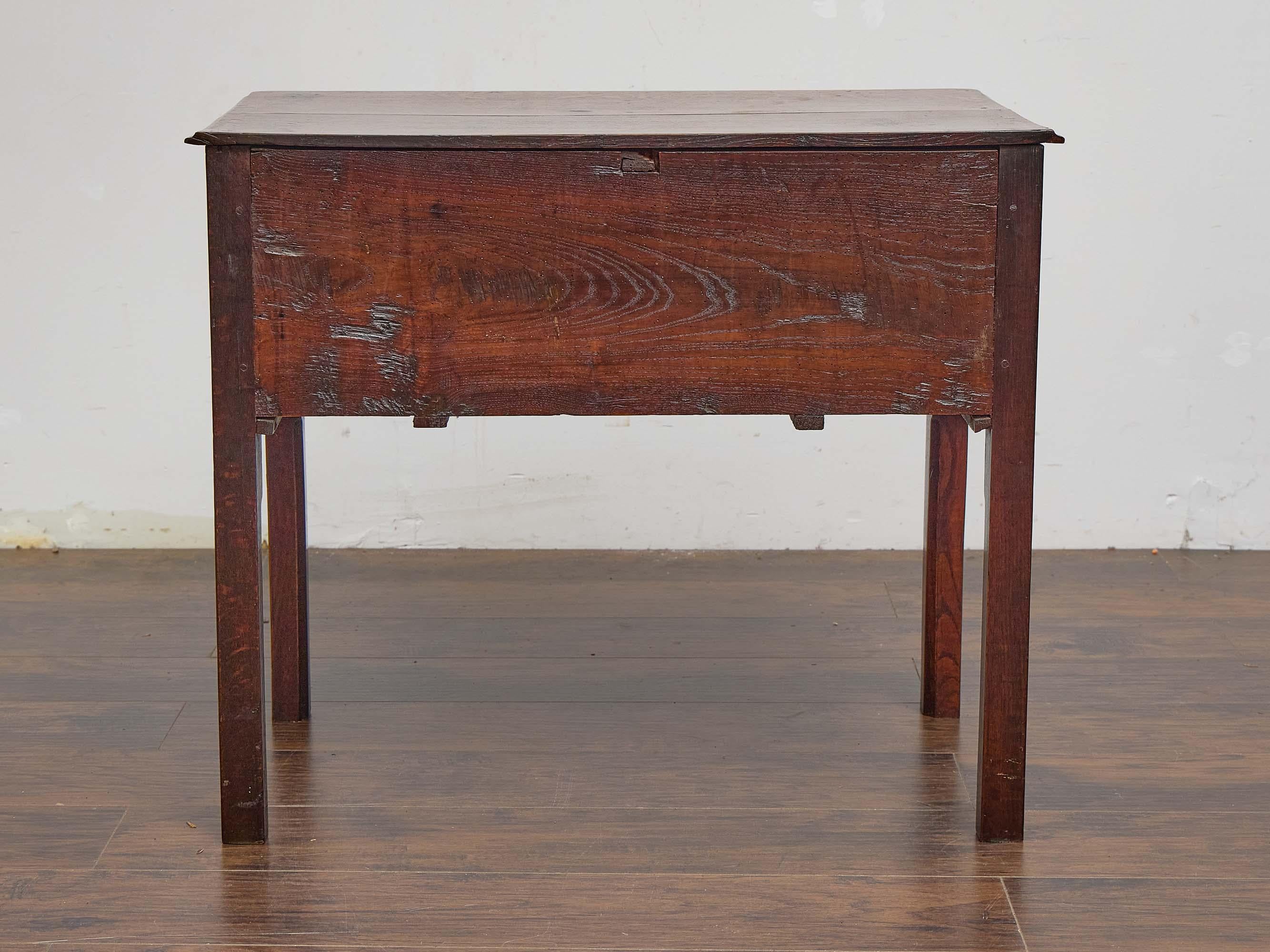 Scrivania inglese del XIX secolo in Oak con cassetti intagliati e ferramenta in ottone in vendita 2
