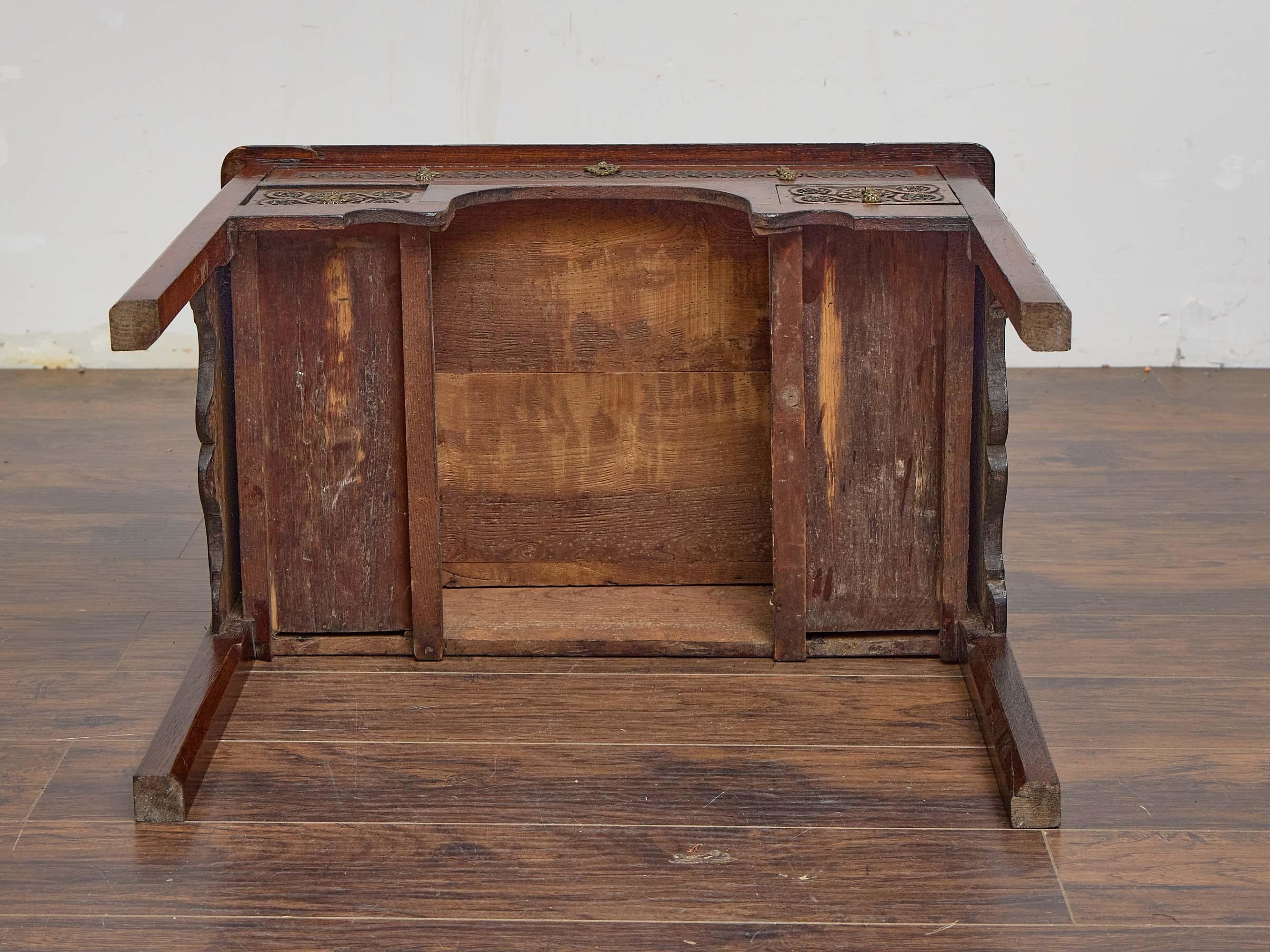 Scrivania inglese del XIX secolo in Oak con cassetti intagliati e ferramenta in ottone in vendita 3