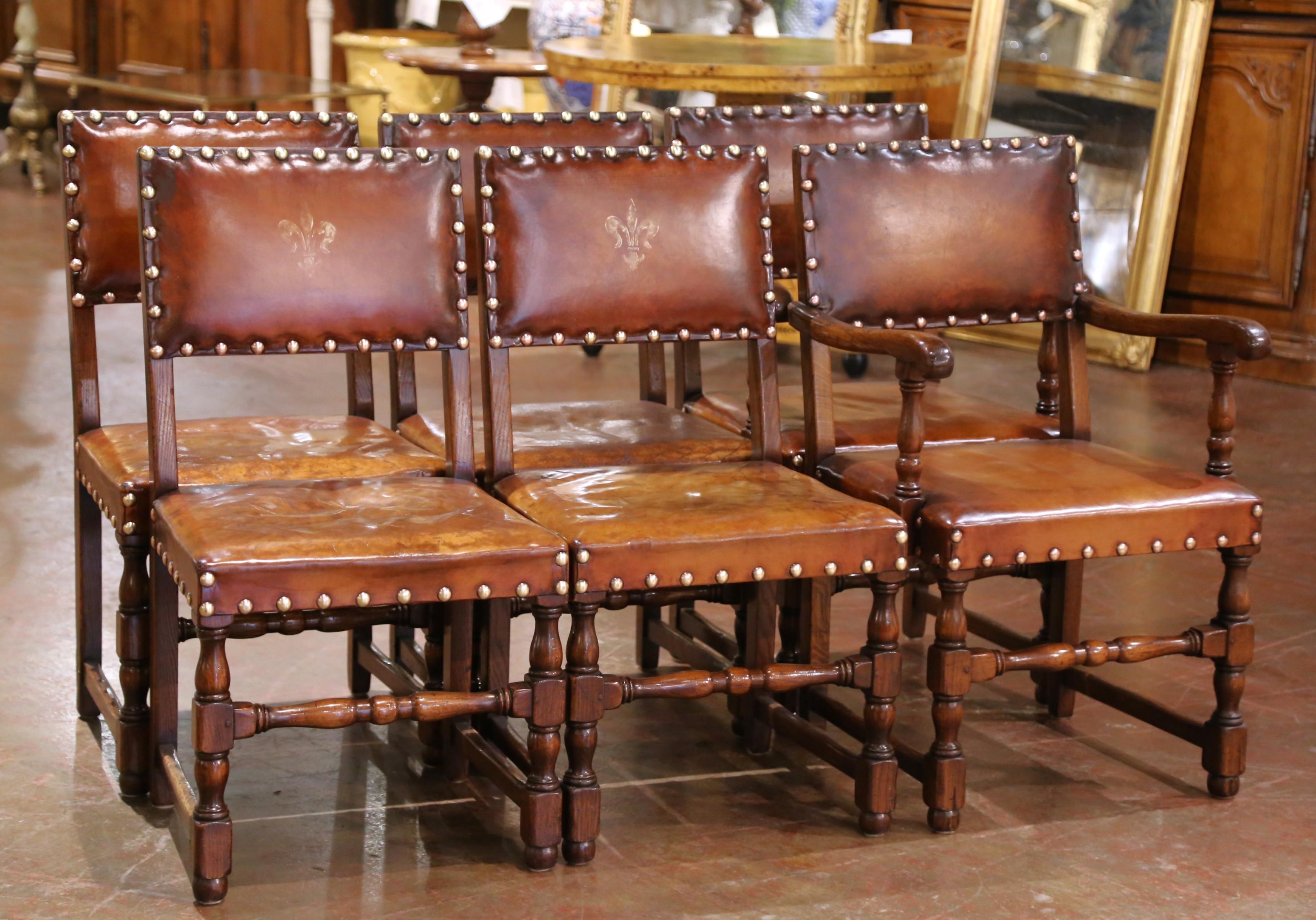 Dieses hübsche Set antiker Esszimmerstühle wurde um 1880 in England gefertigt und besteht aus vier Beistellstühlen und zwei passenden Sesseln. Jeder Stuhl ist aus massiver Eiche mit einer warmen, reichen Patina gefertigt und verfügt über eine