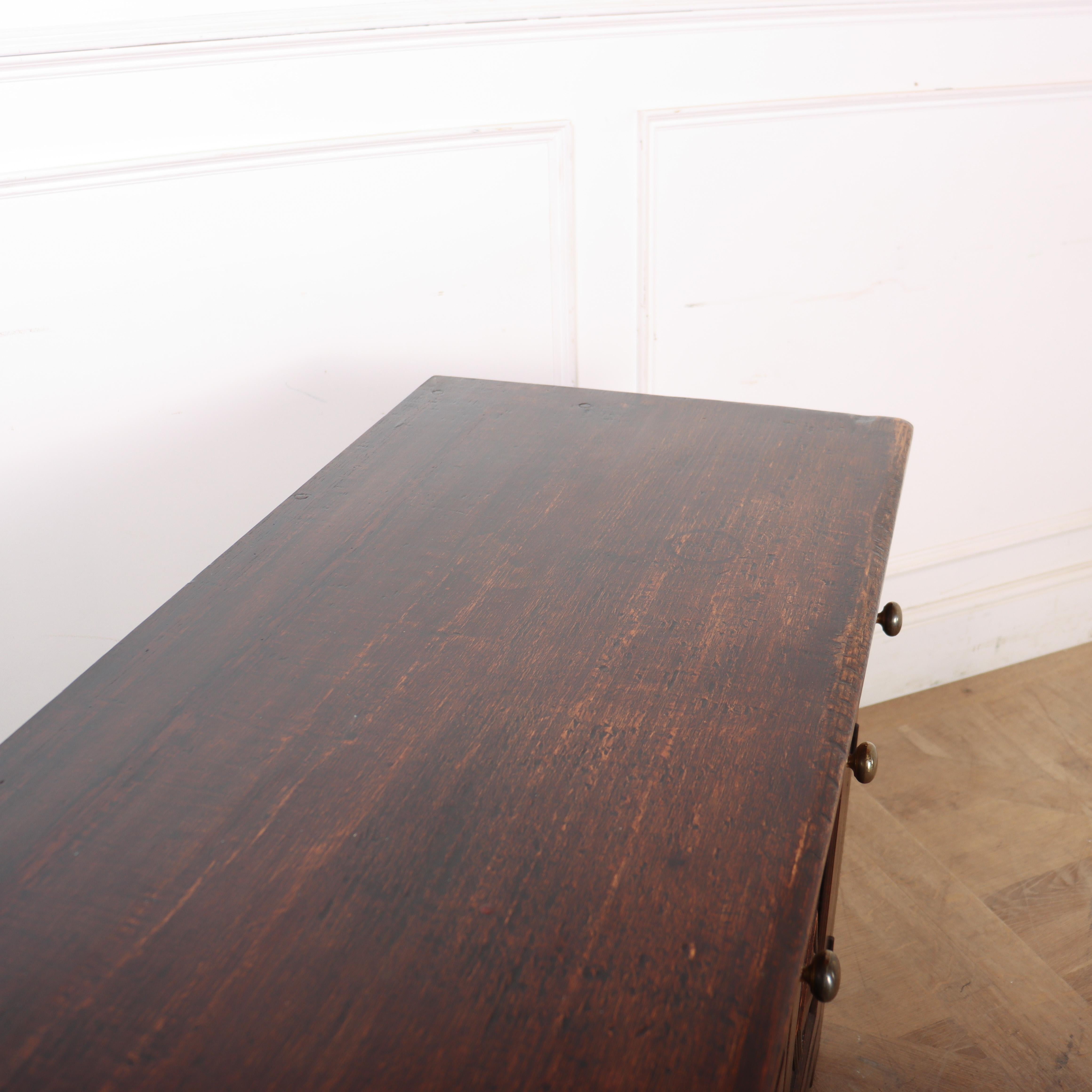 Base de cómoda inglesa de roble del siglo XIX en venta 3