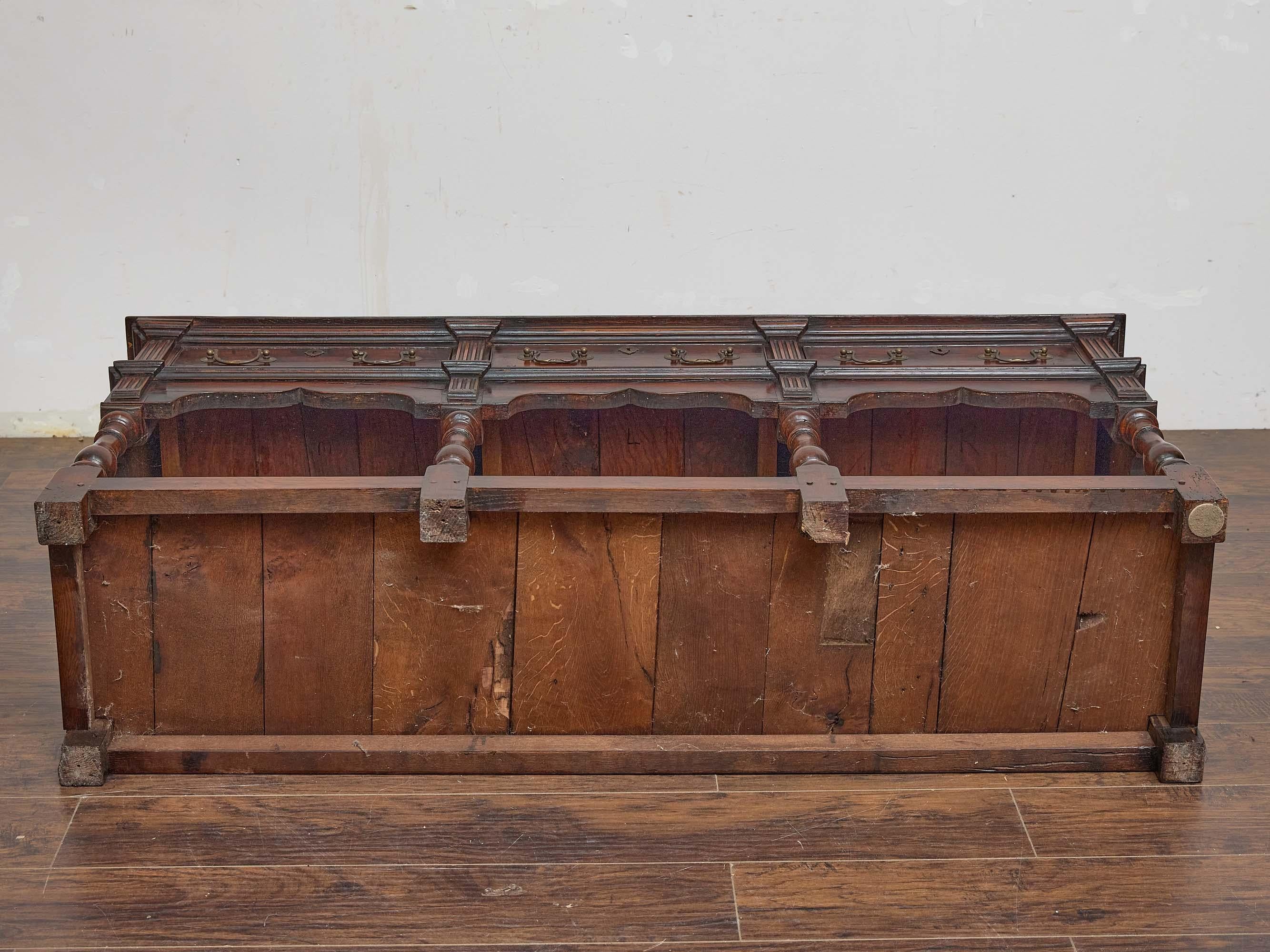 Base de commode en chêne anglais du 19e siècle avec trois tiroirs et une étagère ouverte en vente 3