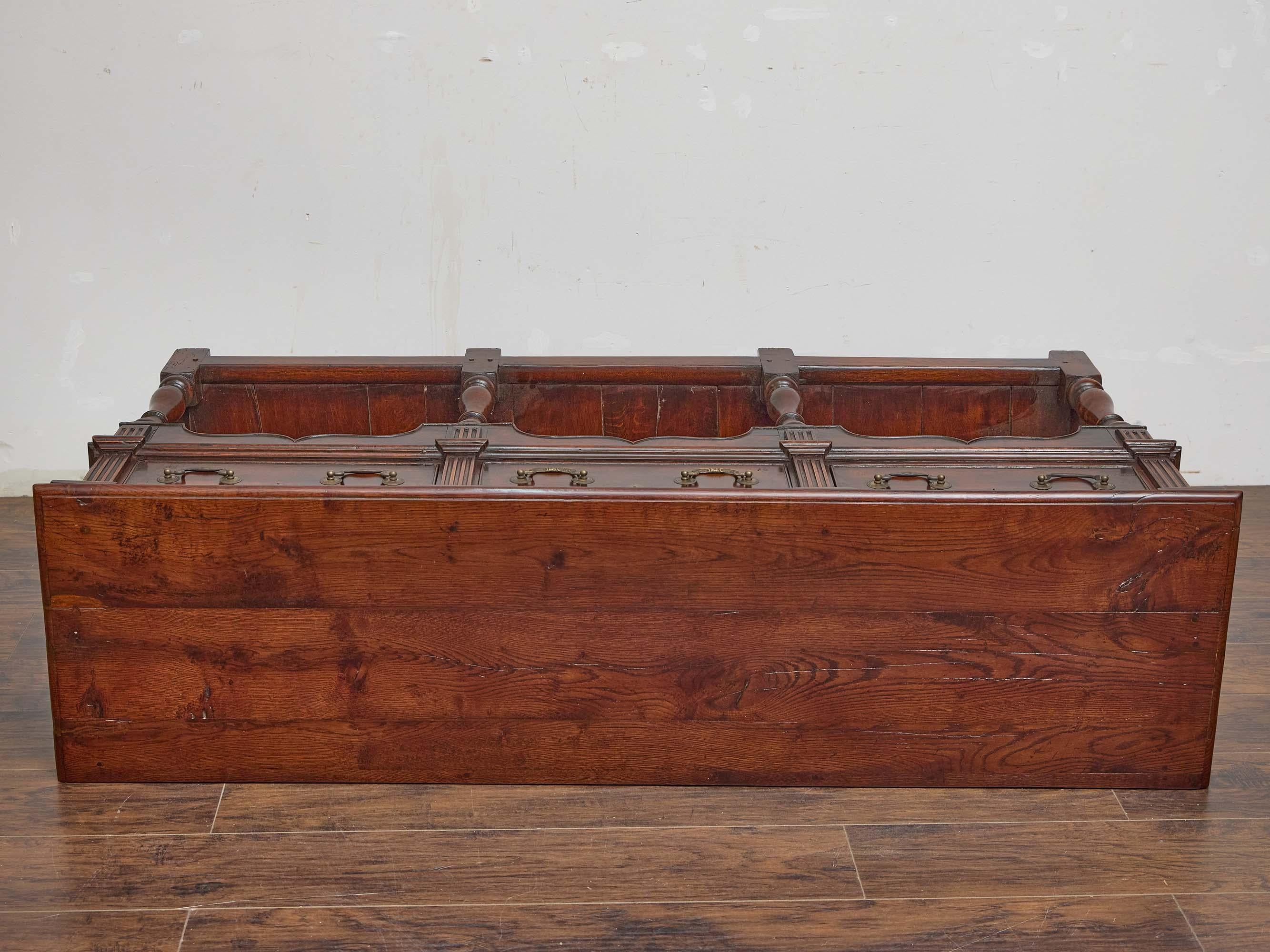 Base de commode en chêne anglais du 19e siècle avec trois tiroirs et une étagère ouverte en vente 4