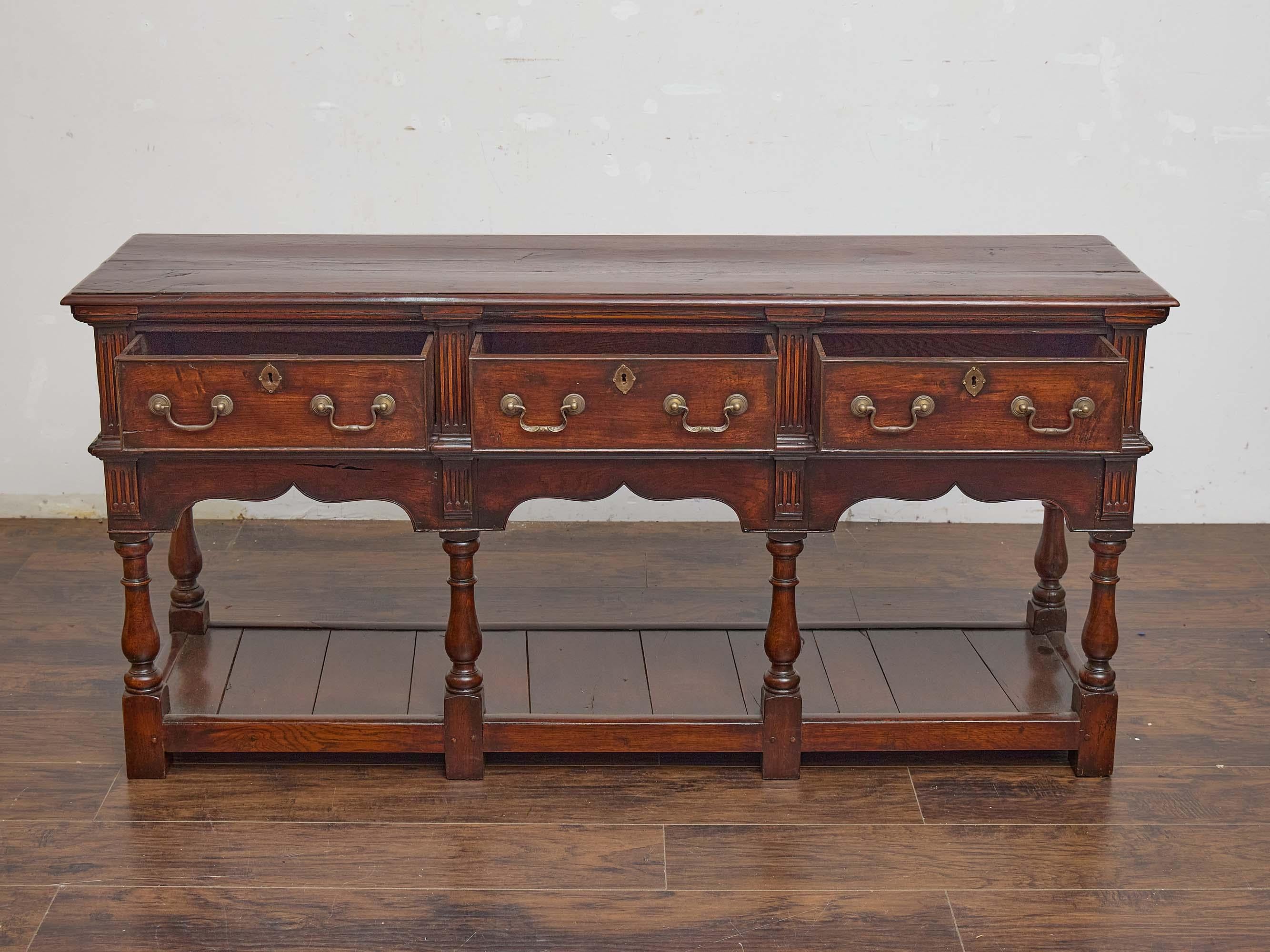 Base de commode en chêne anglais du XIXe siècle, présentant une patine riche et chaleureuse et des lignes classiques d'inspiration géorgienne. Mesurant 66 pouces de large par 18 pouces de profondeur et 32 pouces de haut, cette pièce substantielle