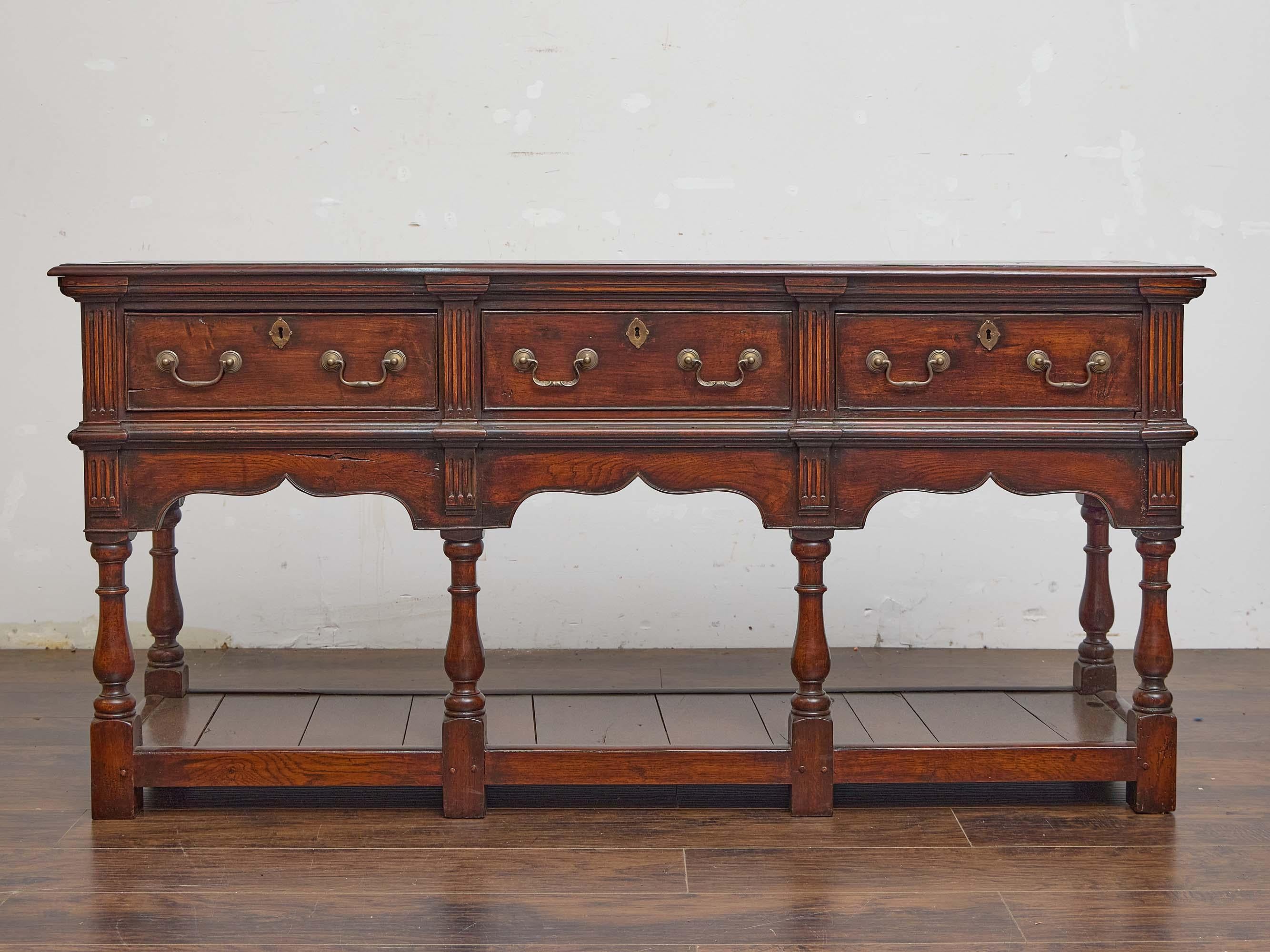Anglais Base de commode en chêne anglais du 19e siècle avec trois tiroirs et une étagère ouverte en vente