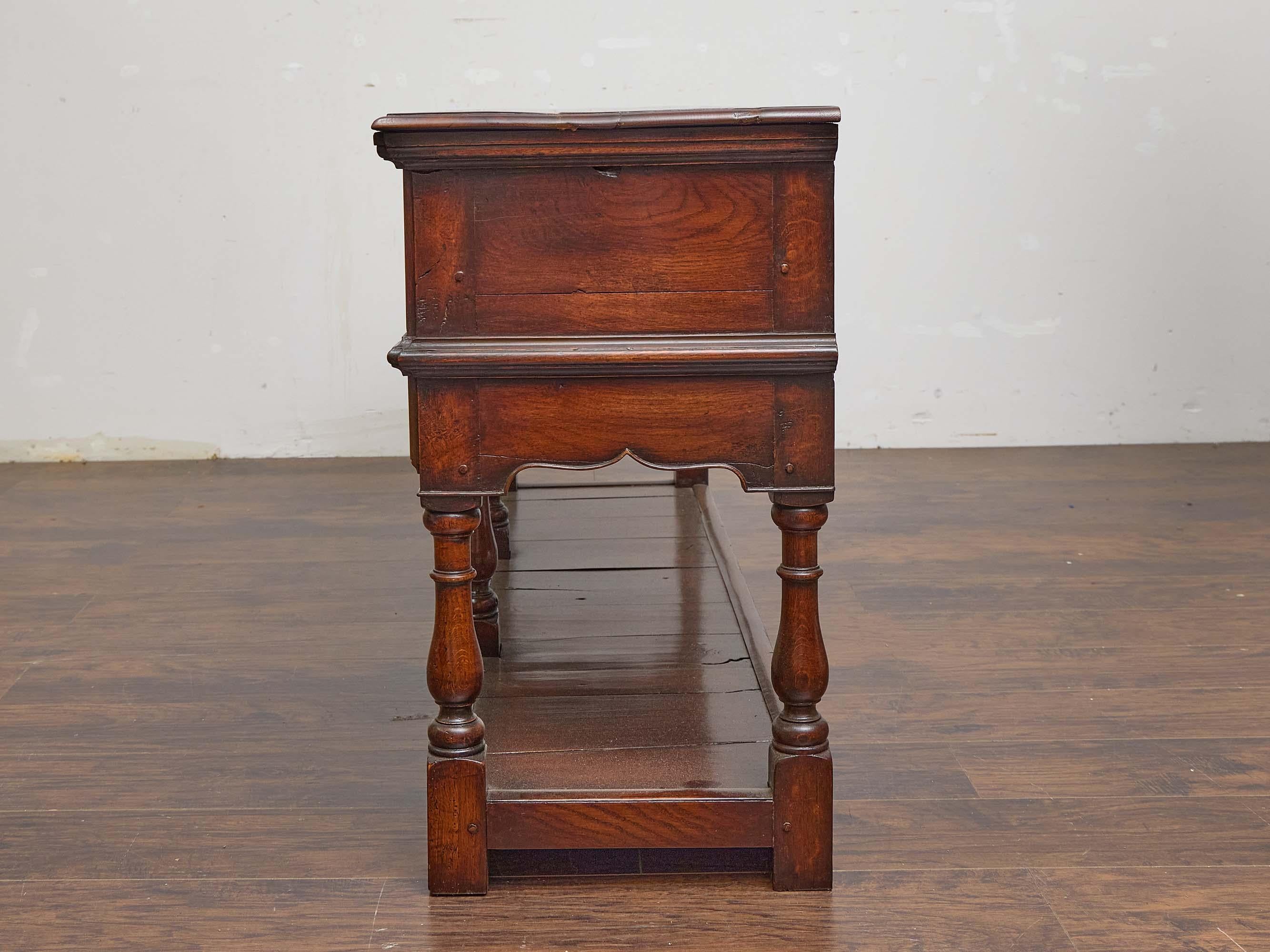 Base de commode en chêne anglais du 19e siècle avec trois tiroirs et une étagère ouverte Bon état - En vente à Atlanta, GA