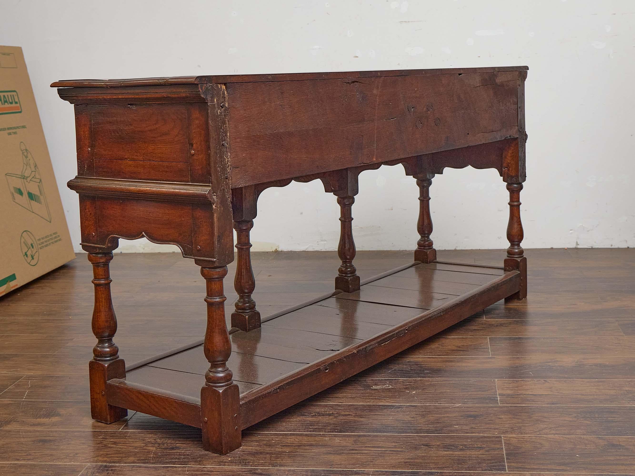 XIXe siècle Base de commode en chêne anglais du 19e siècle avec trois tiroirs et une étagère ouverte en vente