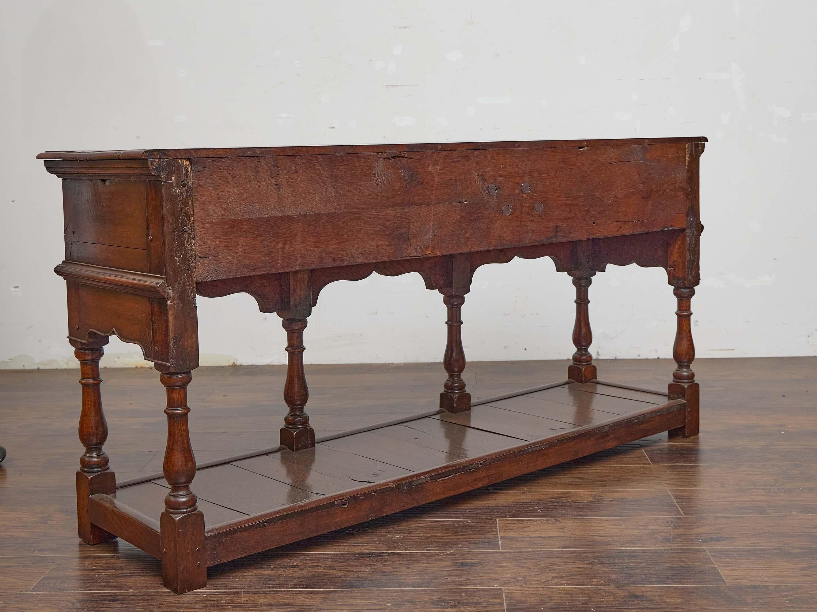 Laiton Base de commode en chêne anglais du 19e siècle avec trois tiroirs et une étagère ouverte en vente
