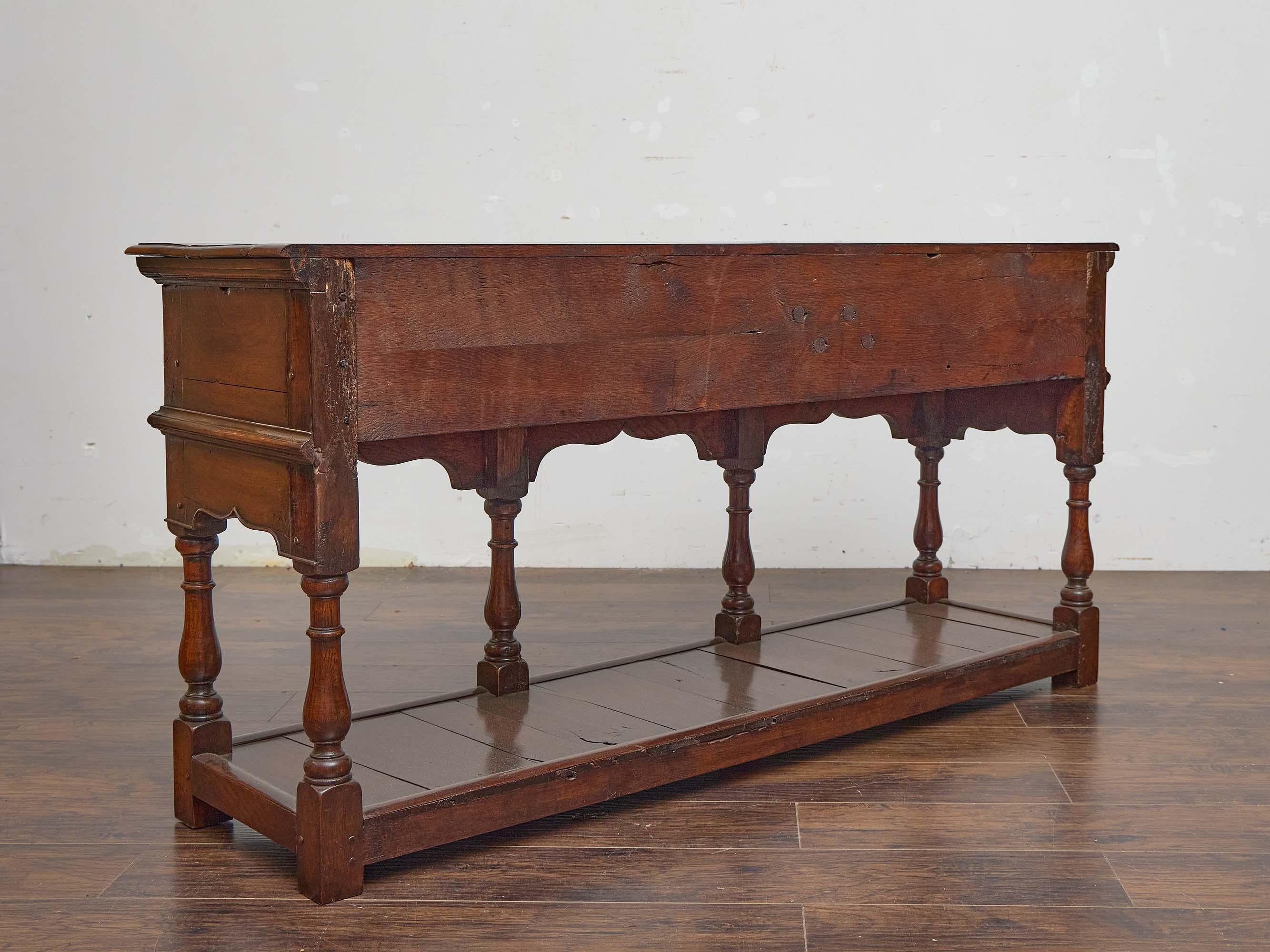 Base de commode en chêne anglais du 19e siècle avec trois tiroirs et une étagère ouverte en vente 1
