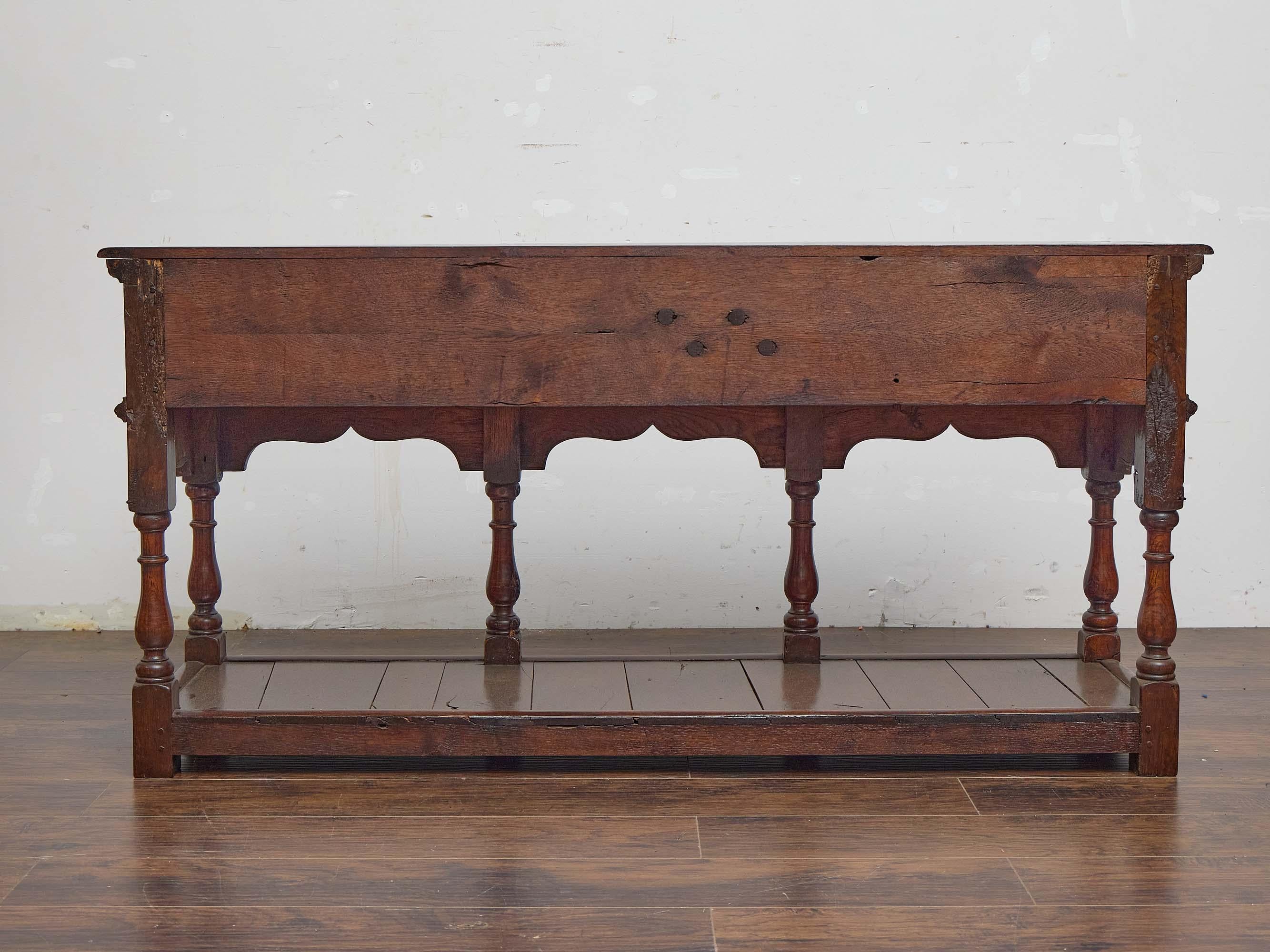 Base de commode en chêne anglais du 19e siècle avec trois tiroirs et une étagère ouverte en vente 2